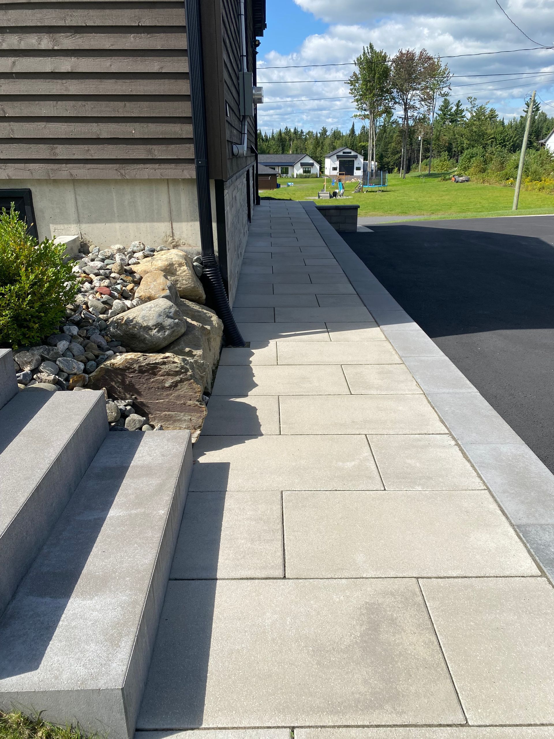 Un trottoir avec des escaliers menant à une maison