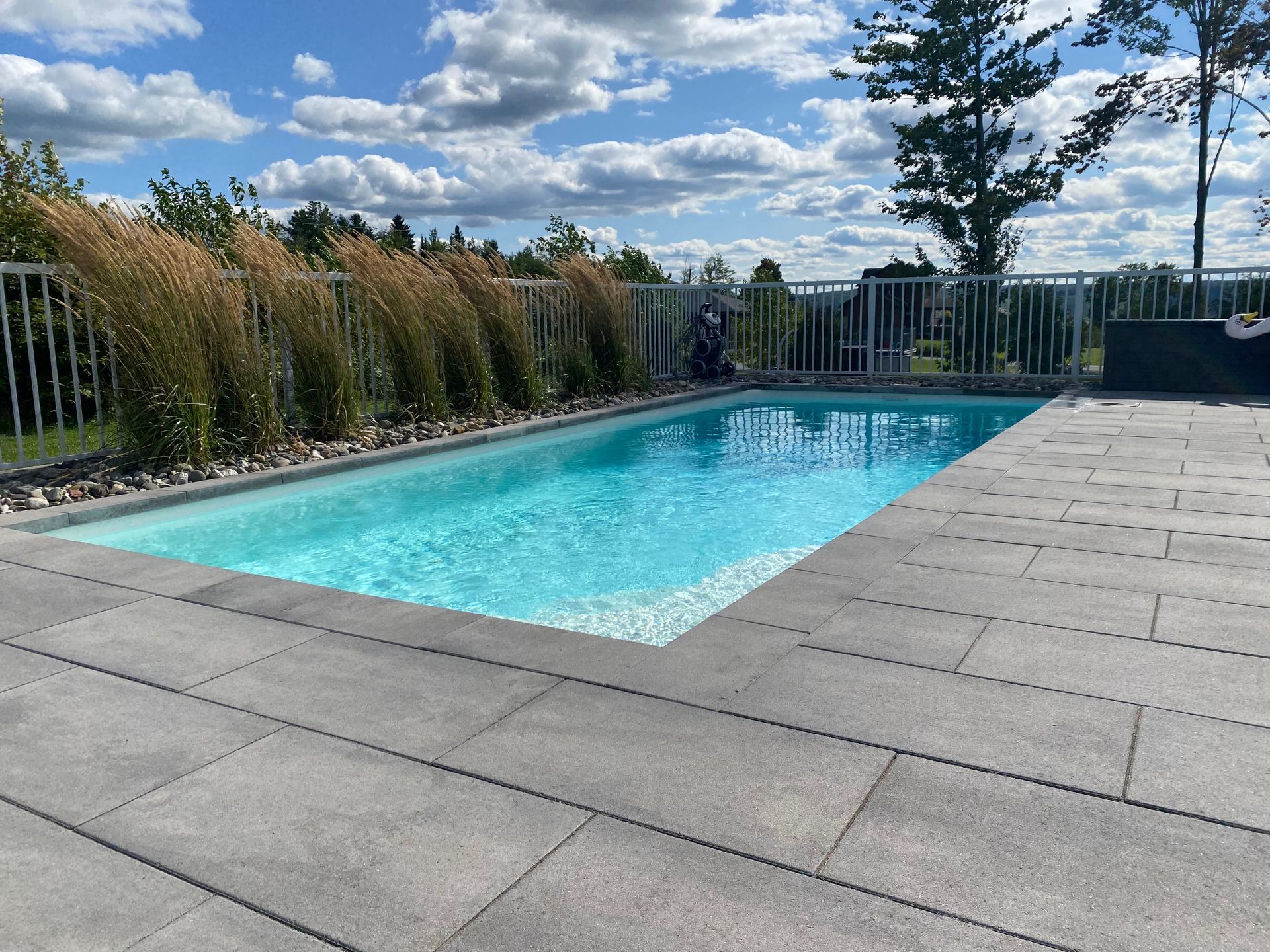 Une grande piscine entourée d'une clôture