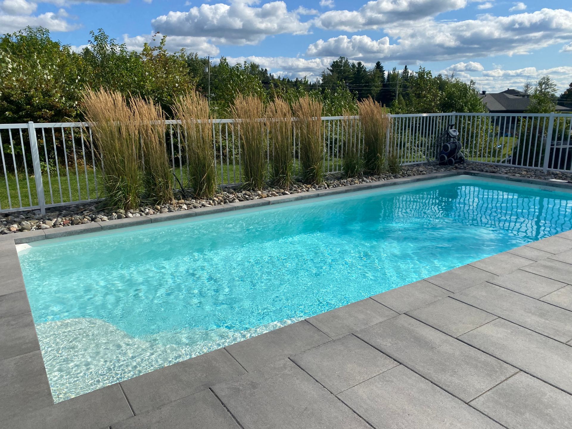 Une grande piscine entourée d'une clôture