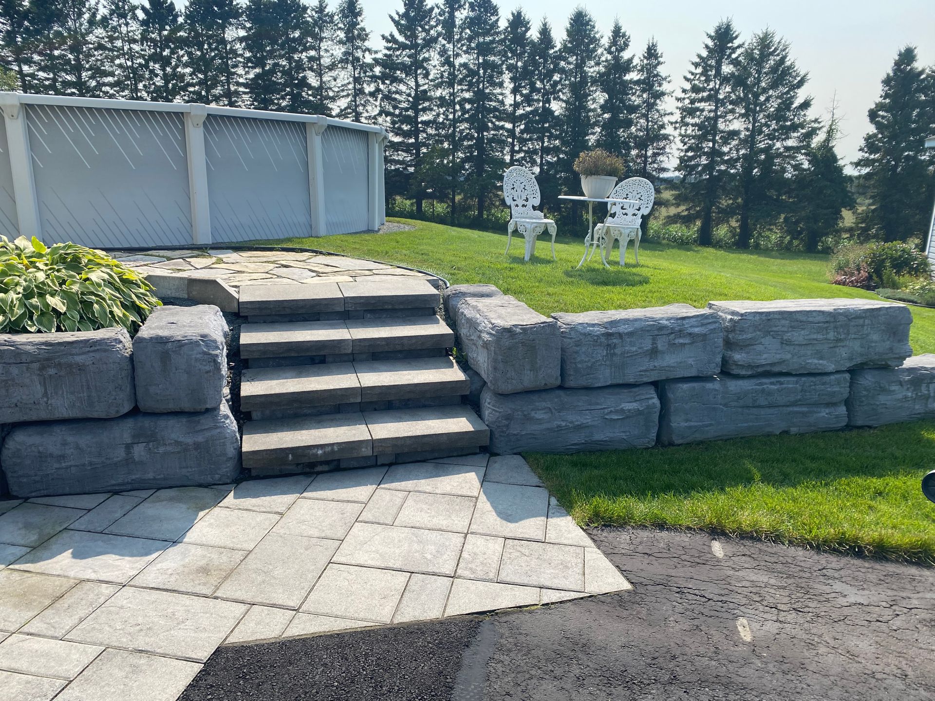 Un mur de pierre avec des escaliers qui y mènent