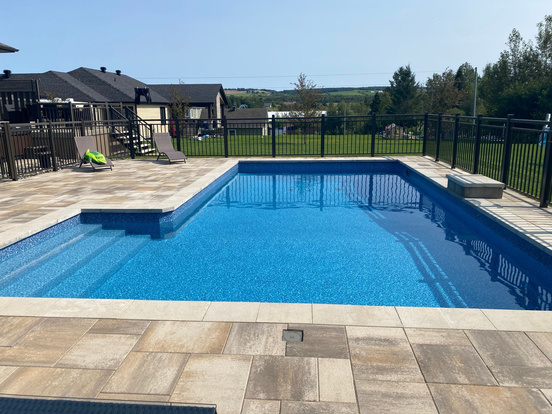 Une grande piscine entourée d'une clôture