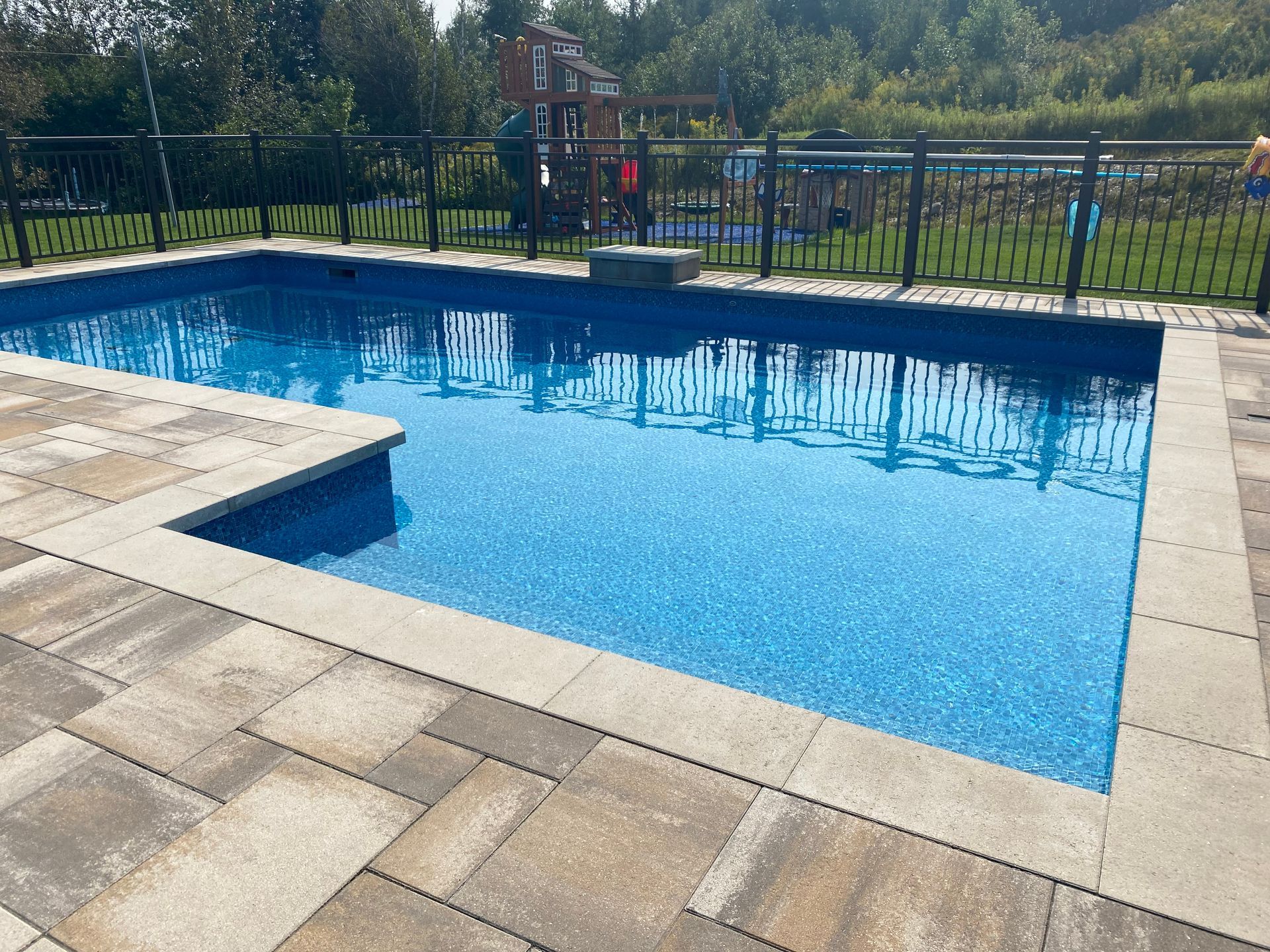 Une grande piscine entourée d'une clôture