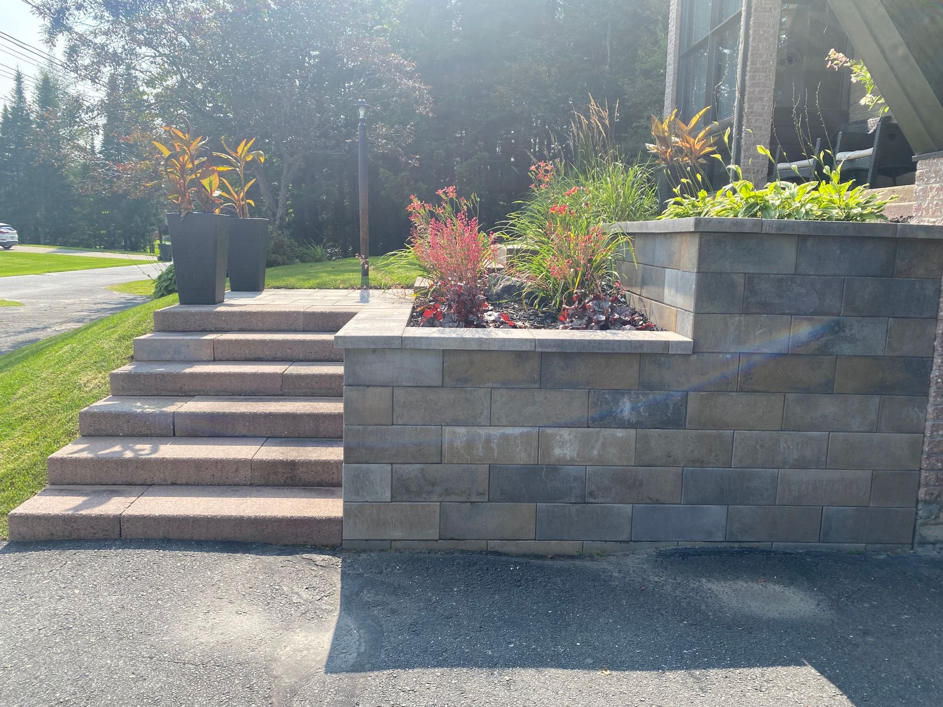 Un mur de pierre avec des escaliers qui y mènent