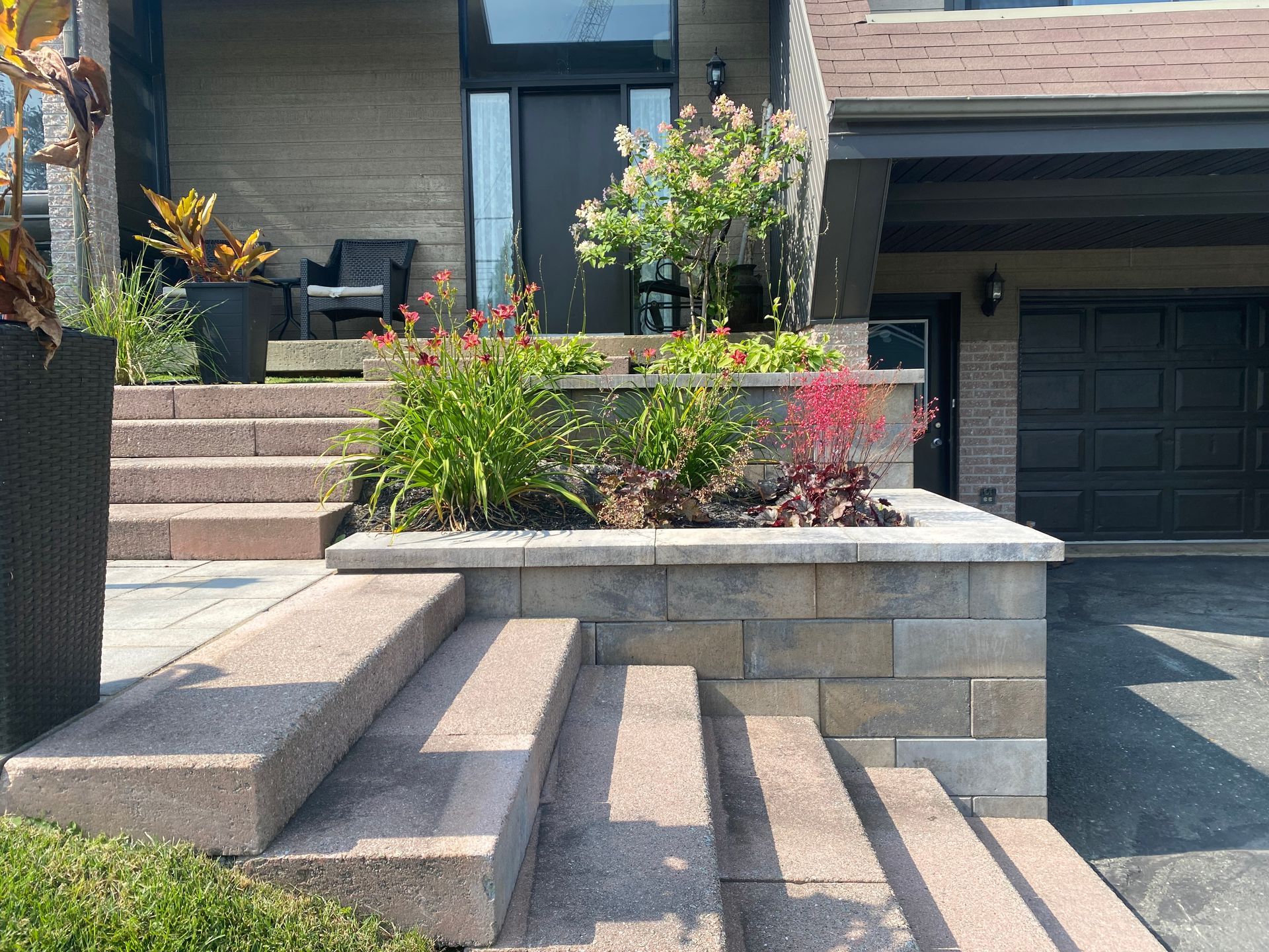 Une maison avec des escaliers menant à la porte d'entrée