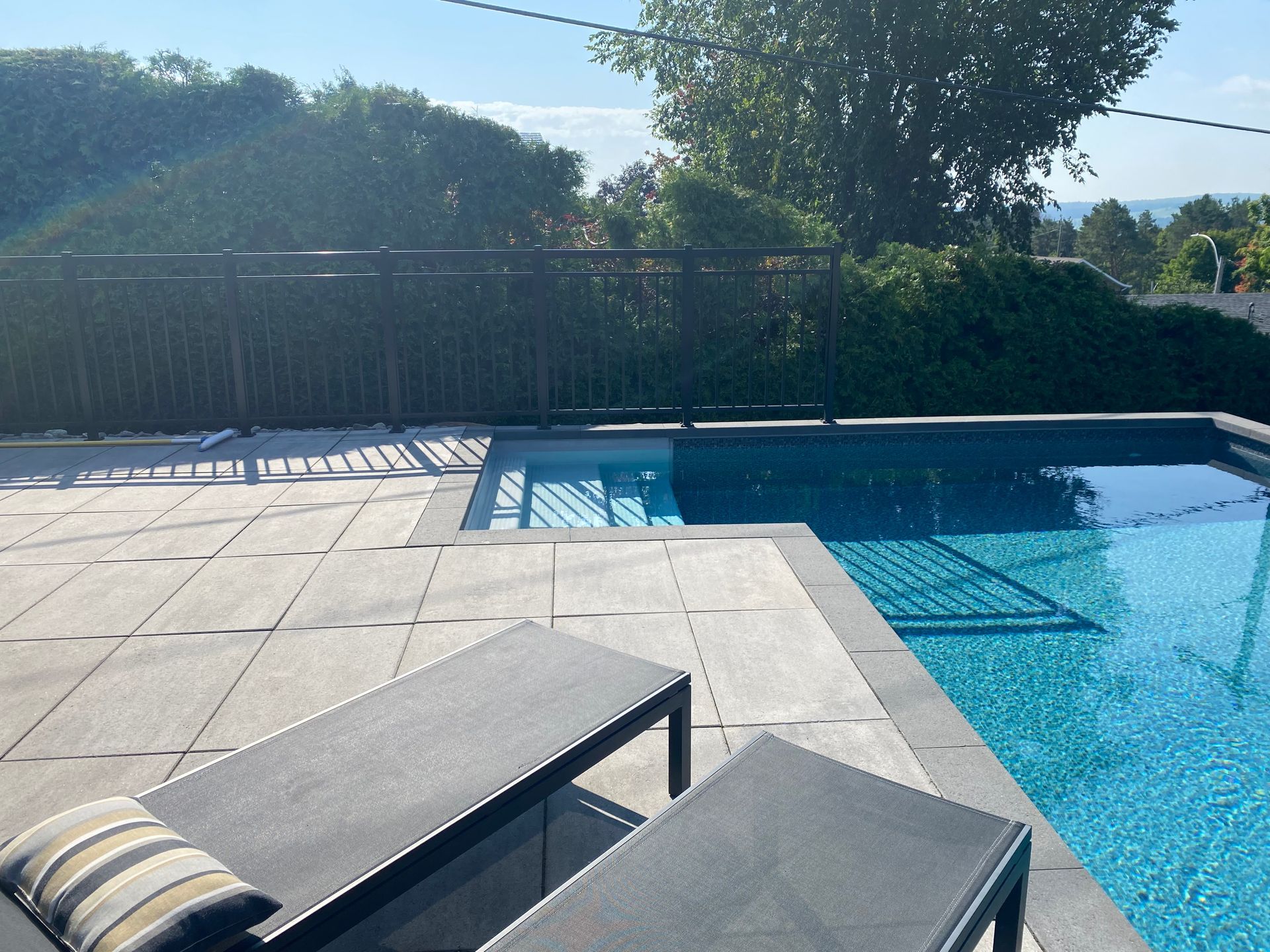 Une piscine entourée d'une clôture