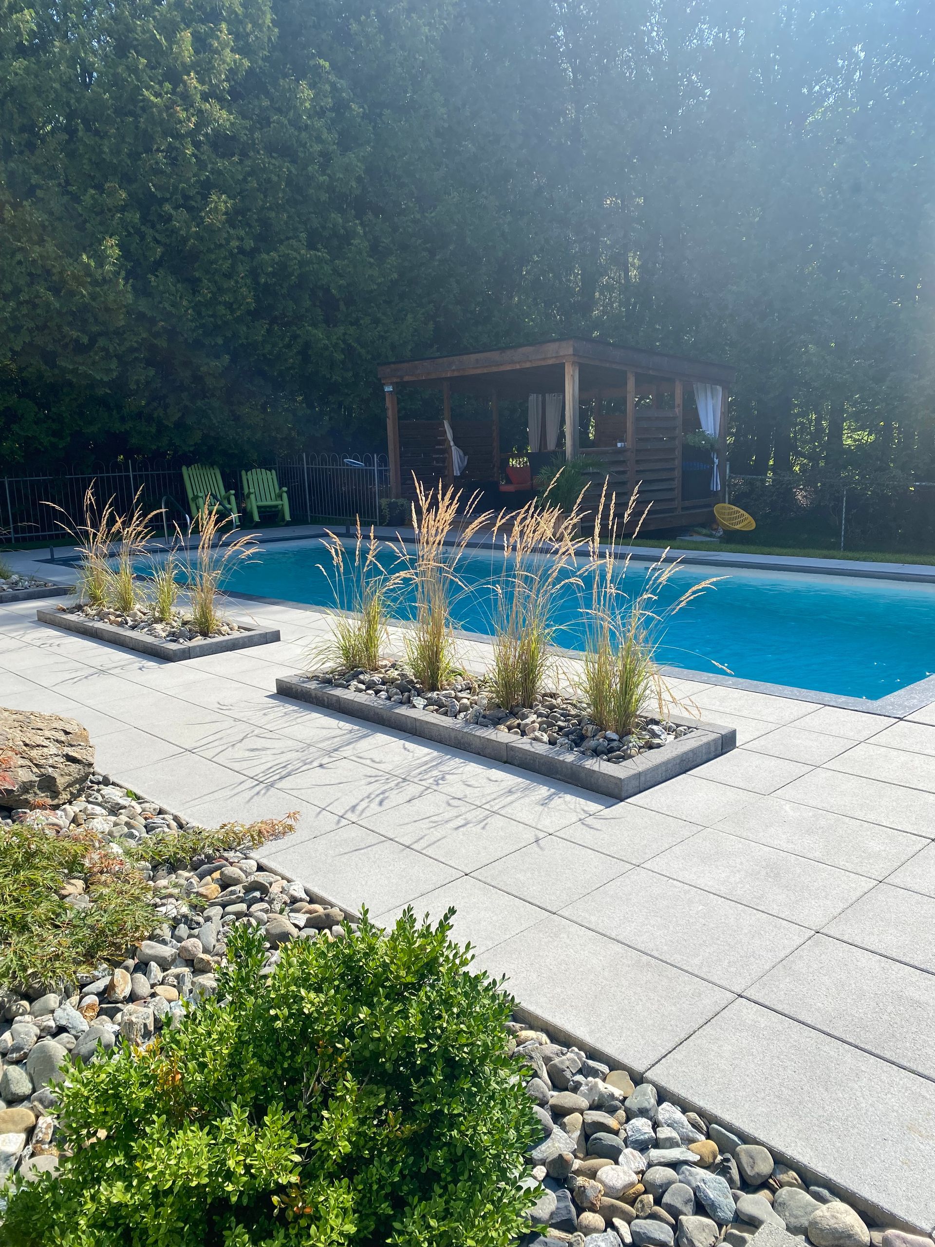 Une grande piscine avec un belvédère en arrière-plan