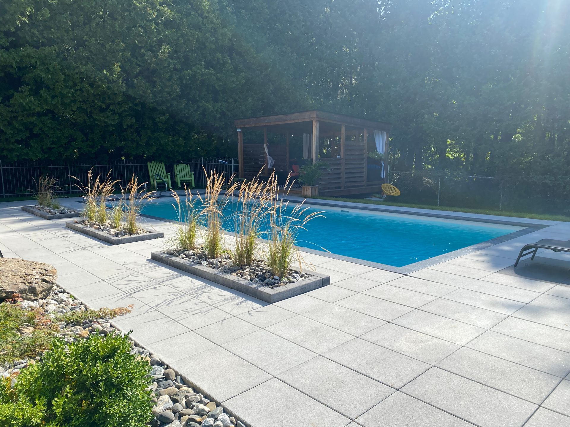 Une grande piscine avec un belvédère en arrière-plan