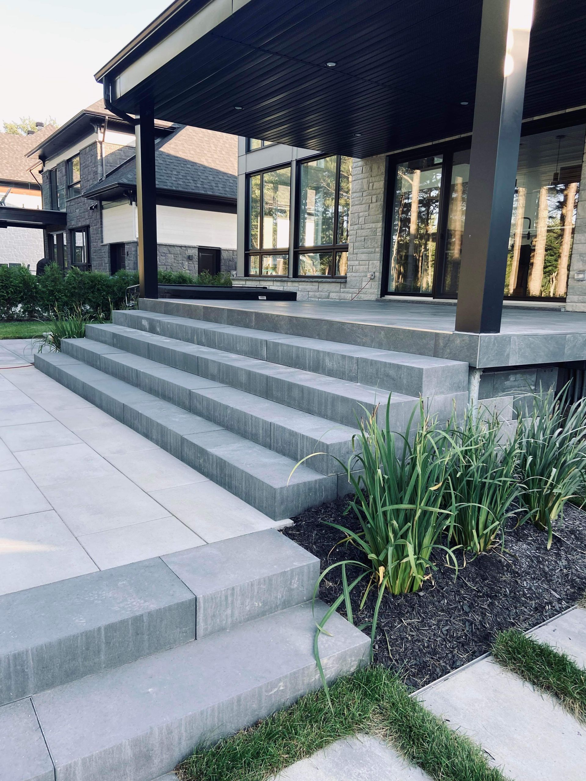 Un ensemble d'escaliers menant au porche d'une maison.