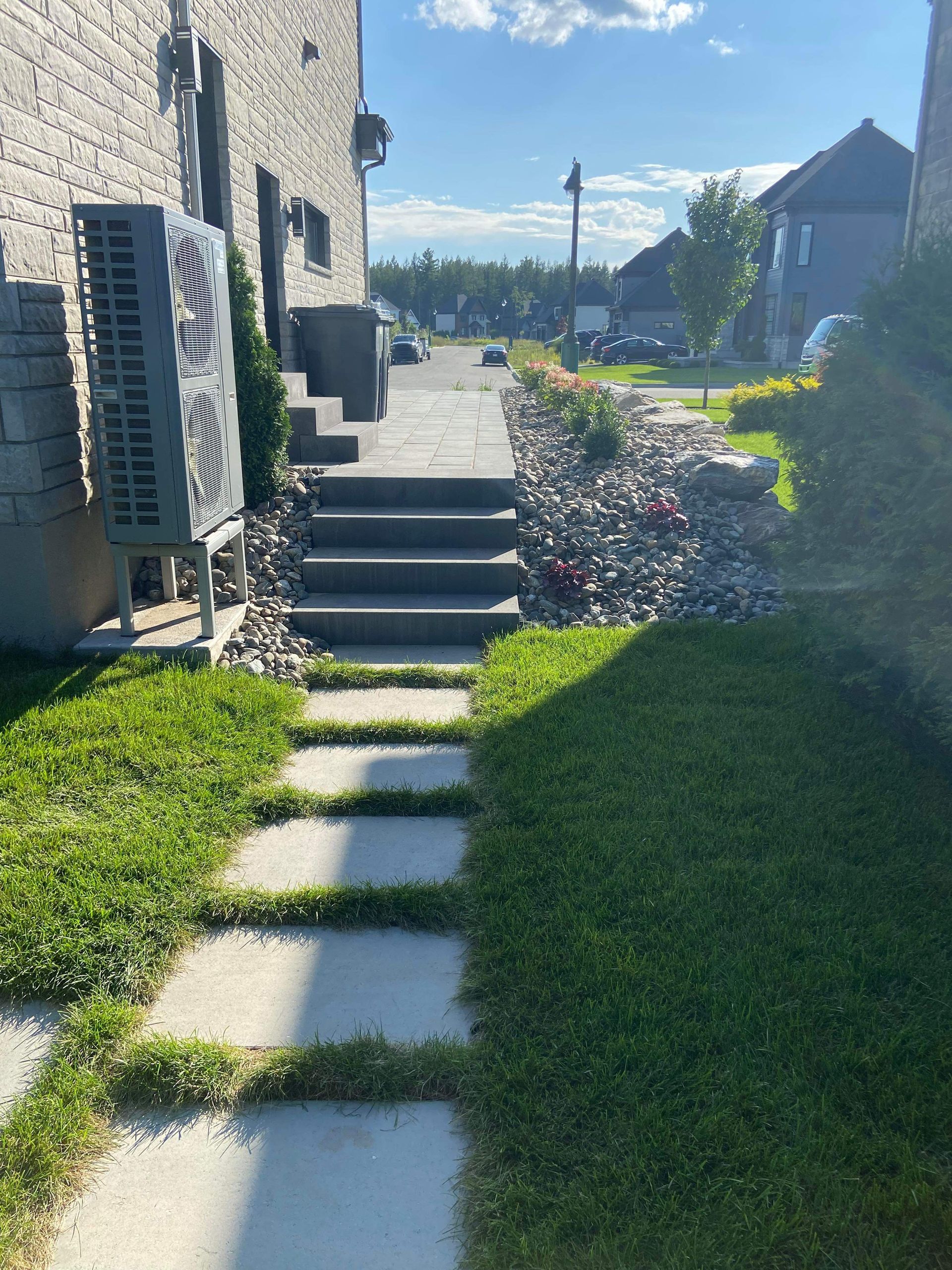 Un bâtiment en briques avec des escaliers qui y mènent