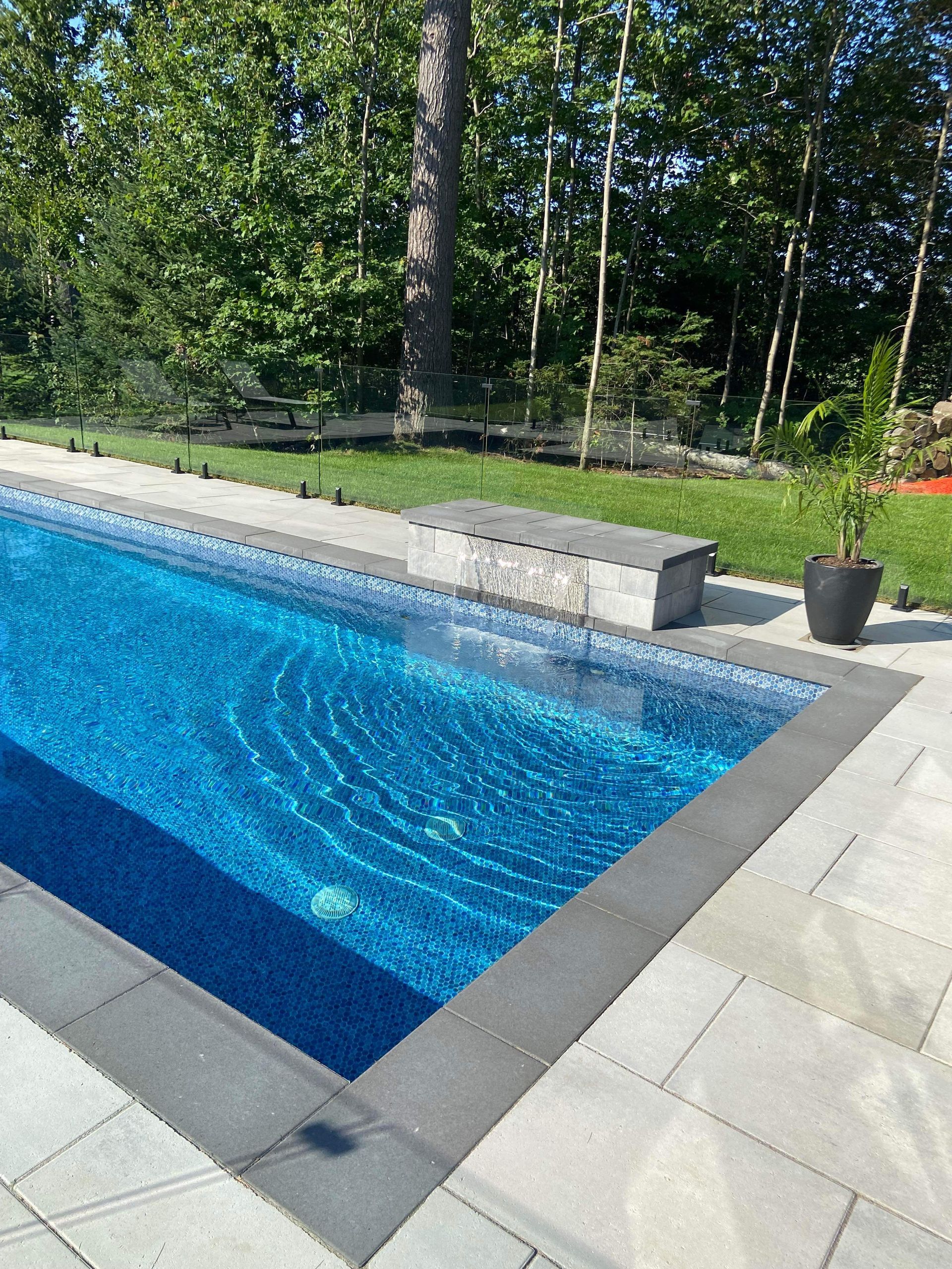 Une grande piscine avec un banc au milieu