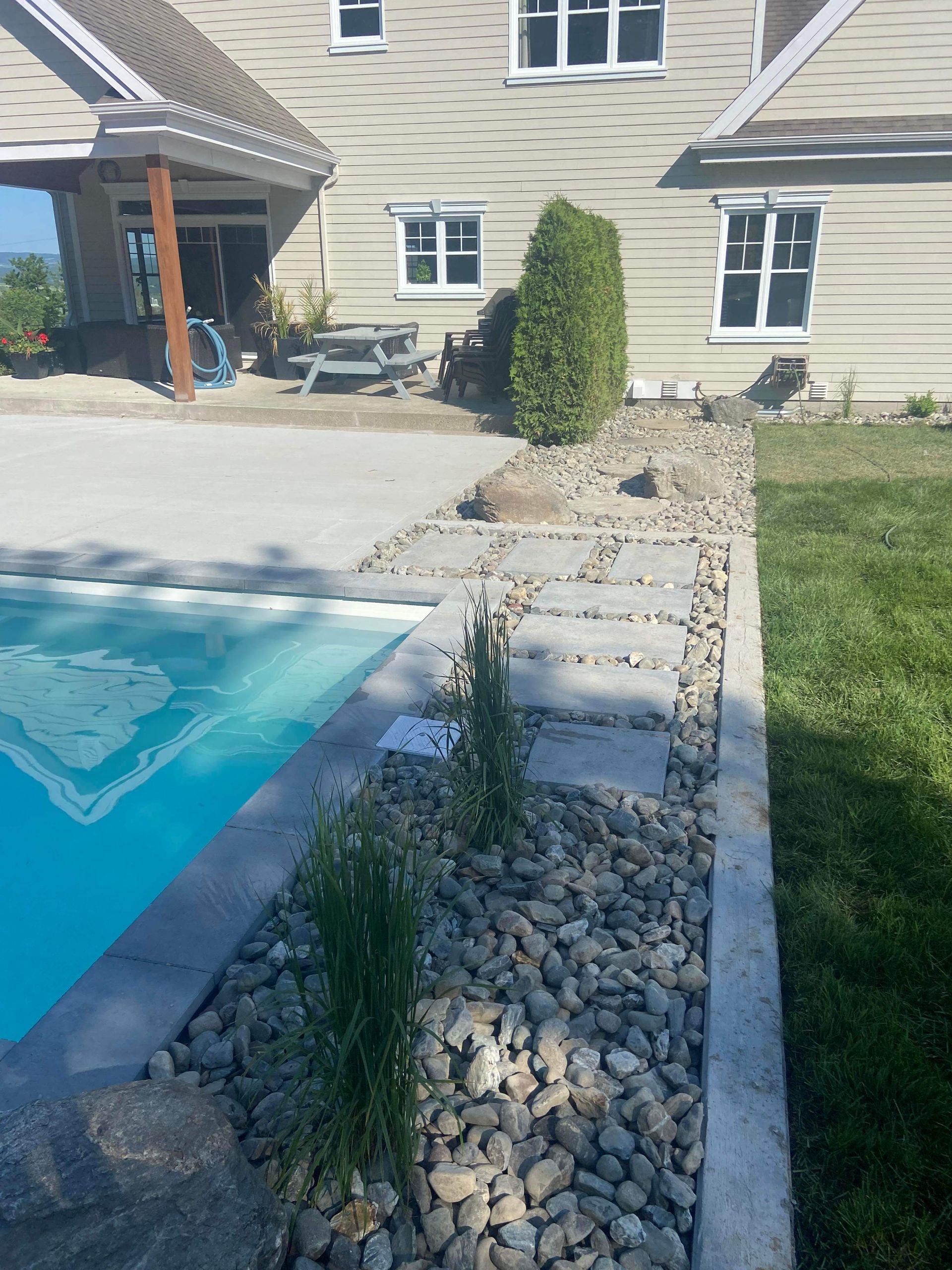 Une maison avec une piscine devant