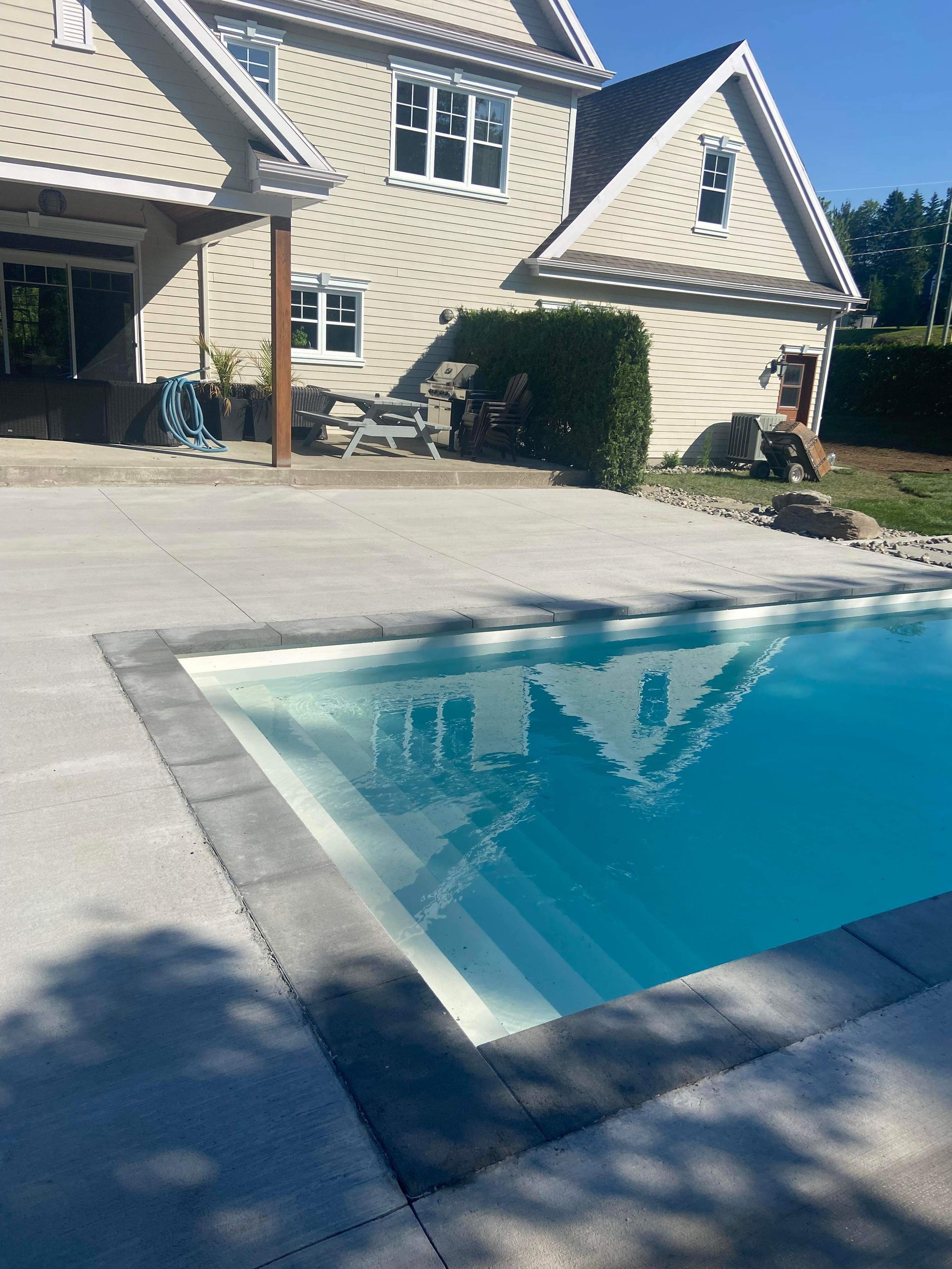 Une grande maison avec une piscine devant