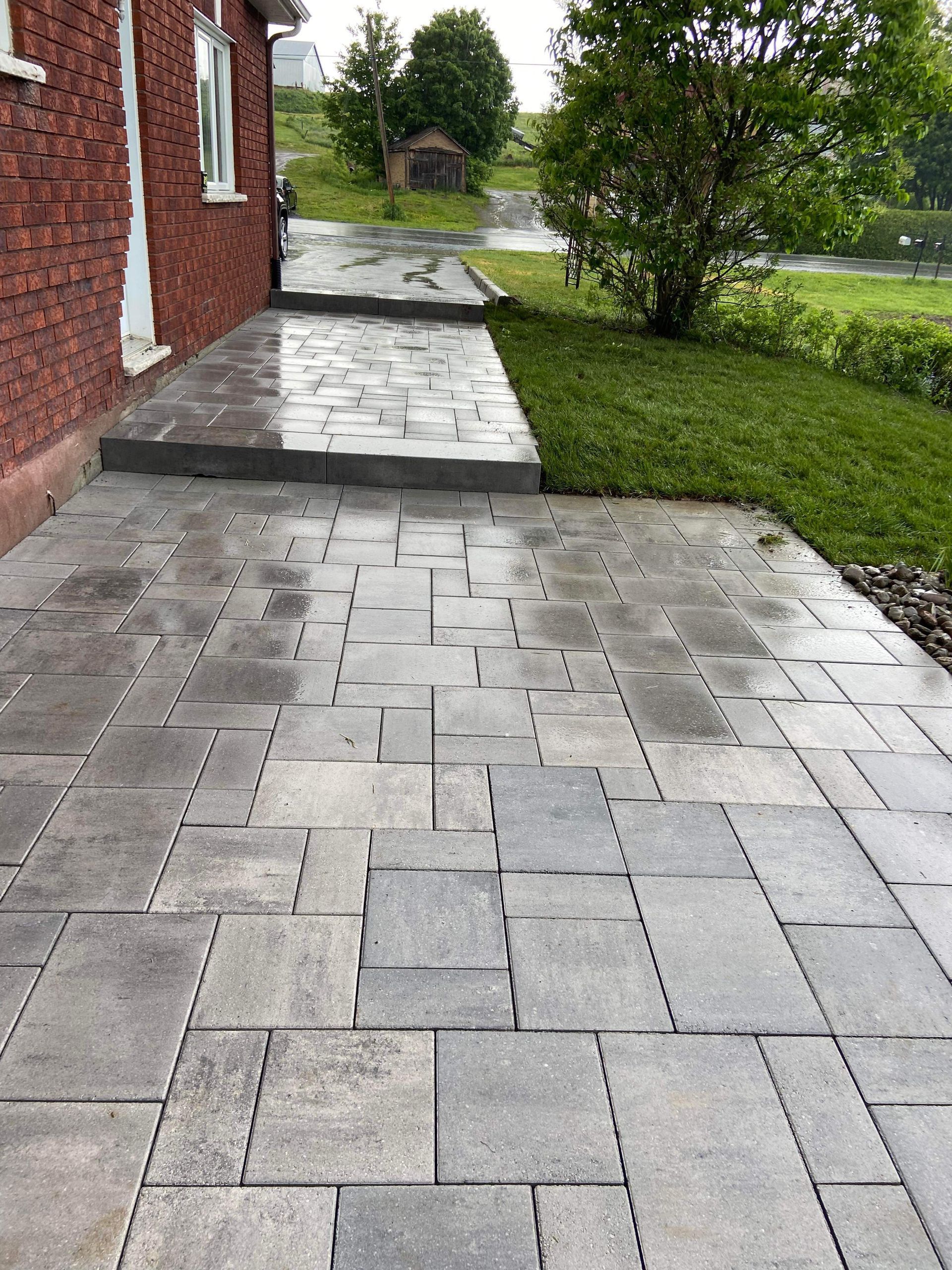 Une maison en brique avec un patio devant.