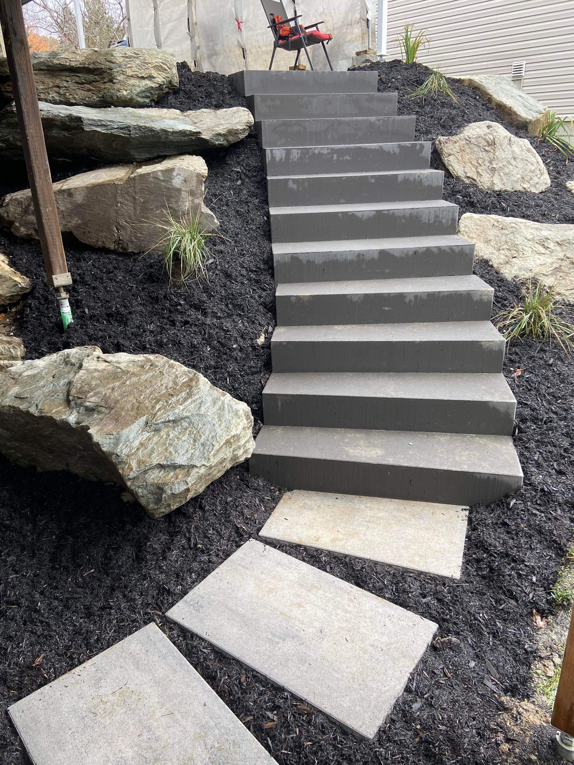 Un escalier menant à une zone rocheuse