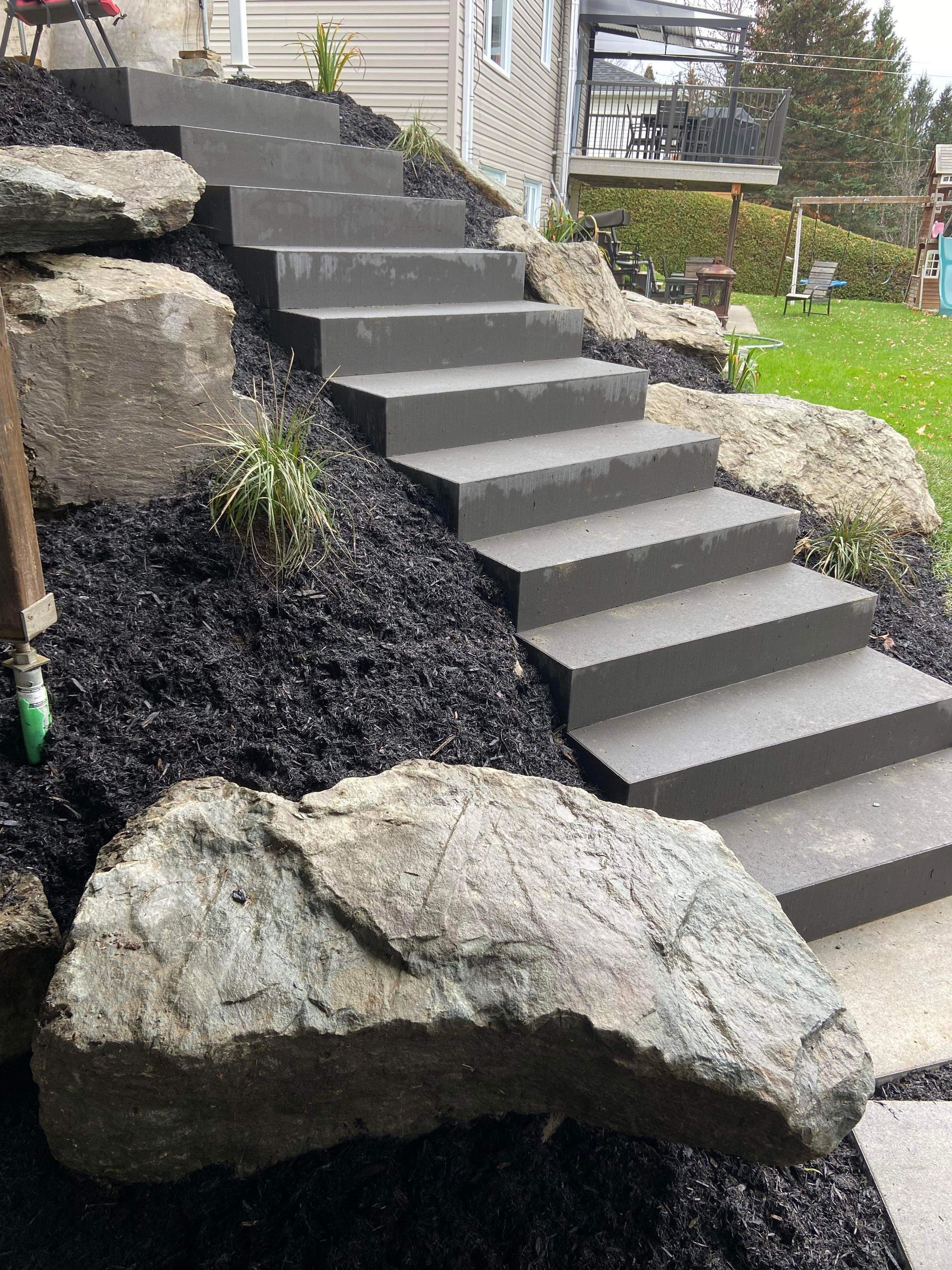 Un escalier menant à une maison