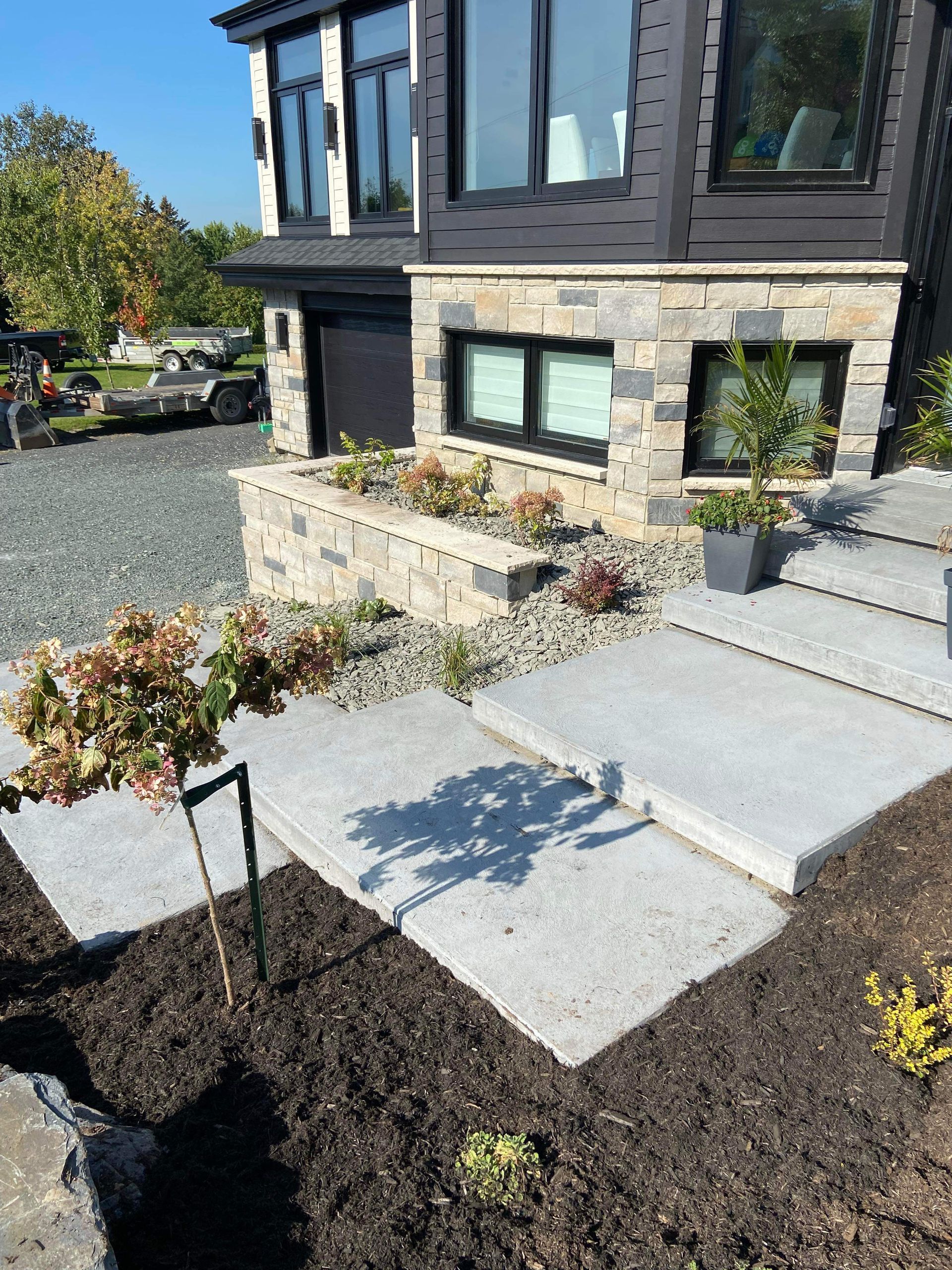 Une maison avec beaucoup de fenêtres et des marches qui y mènent.