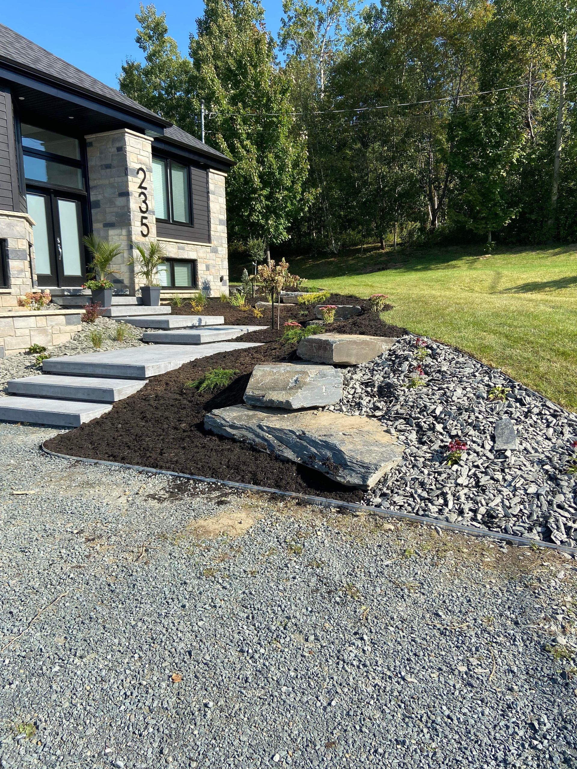 Une maison avec une allée en gravier et des marches qui y mènent.