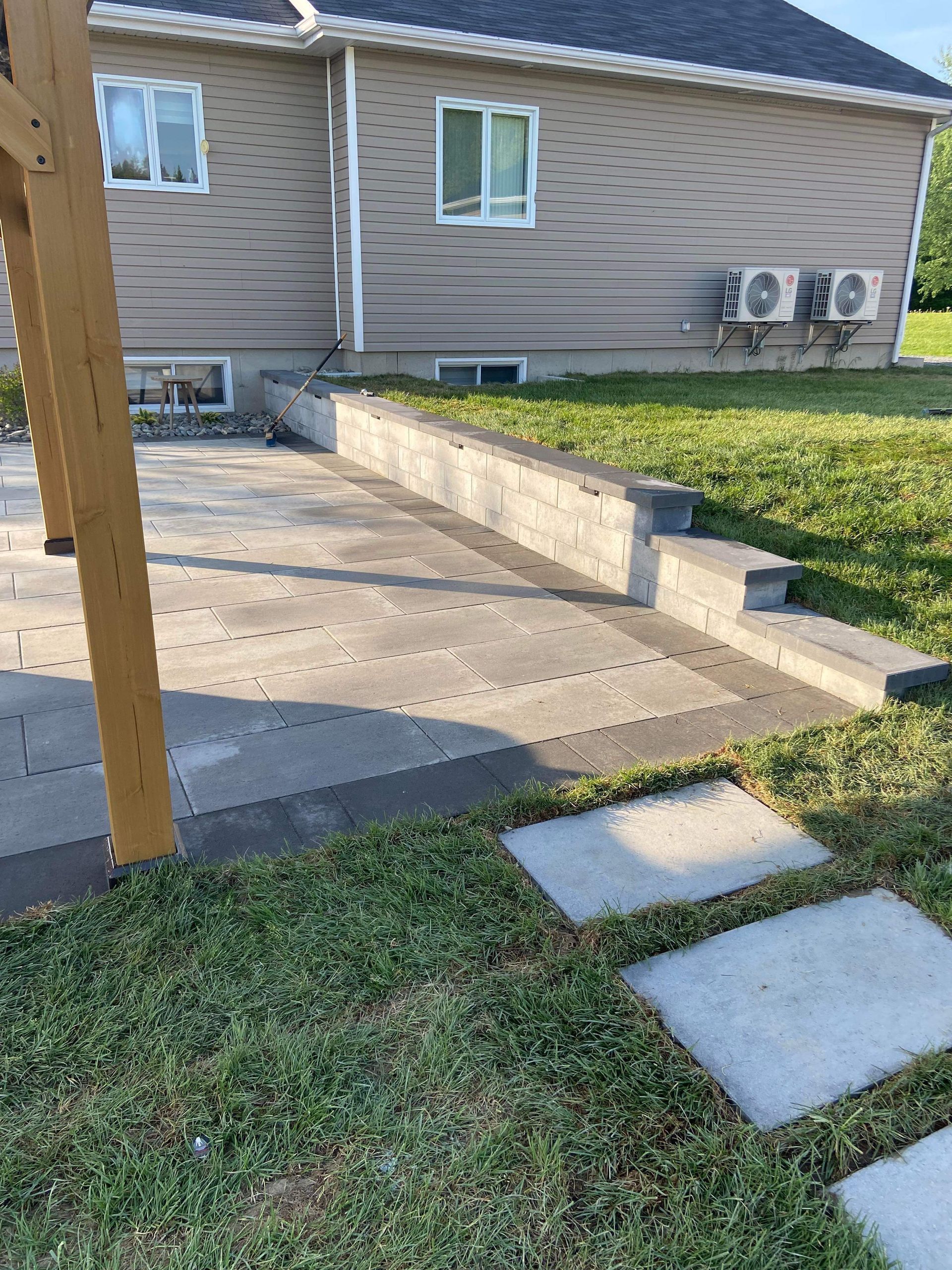 Une maison avec un patio et des escaliers devant