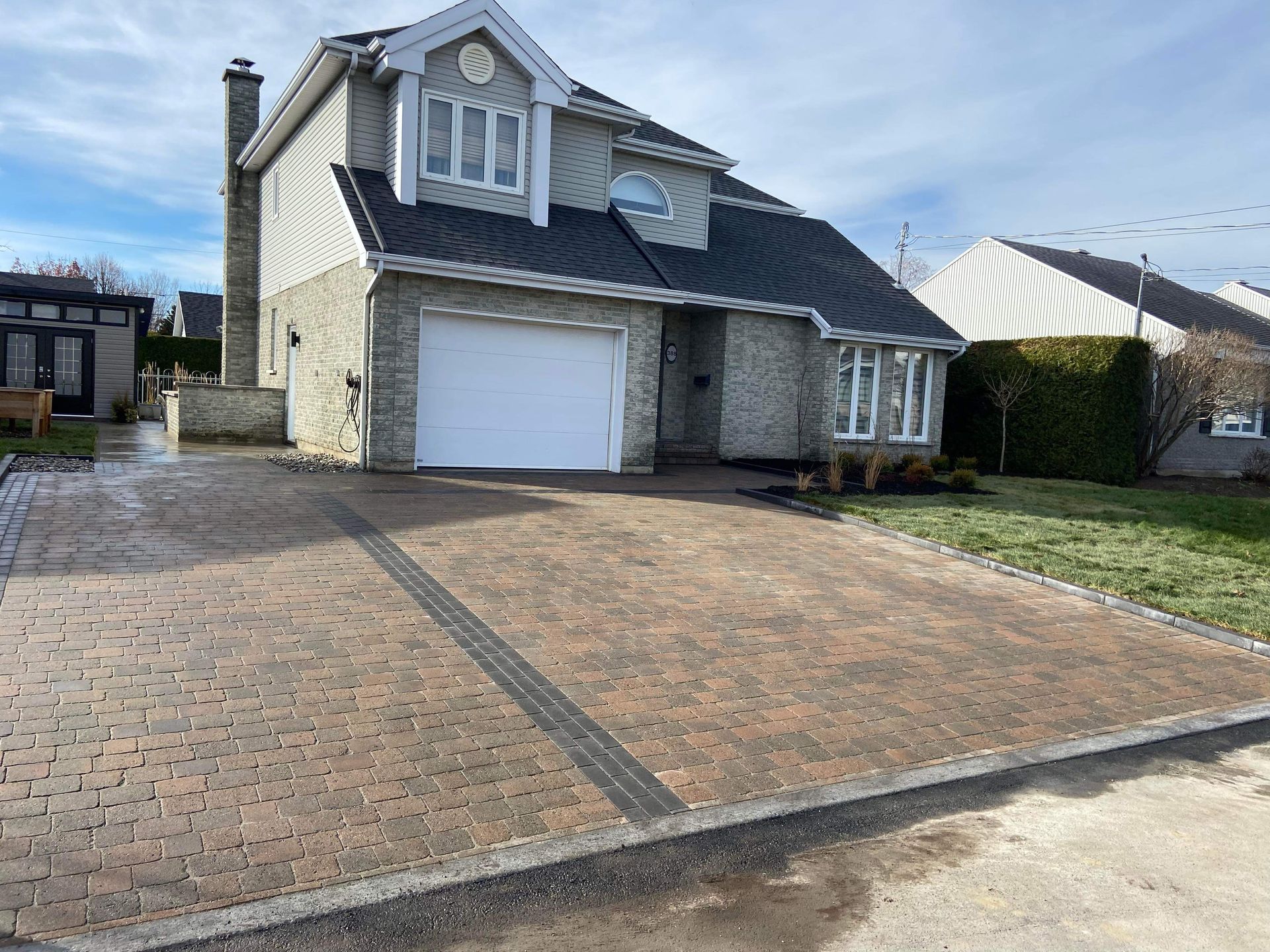 Une grande maison avec une allée devant elle