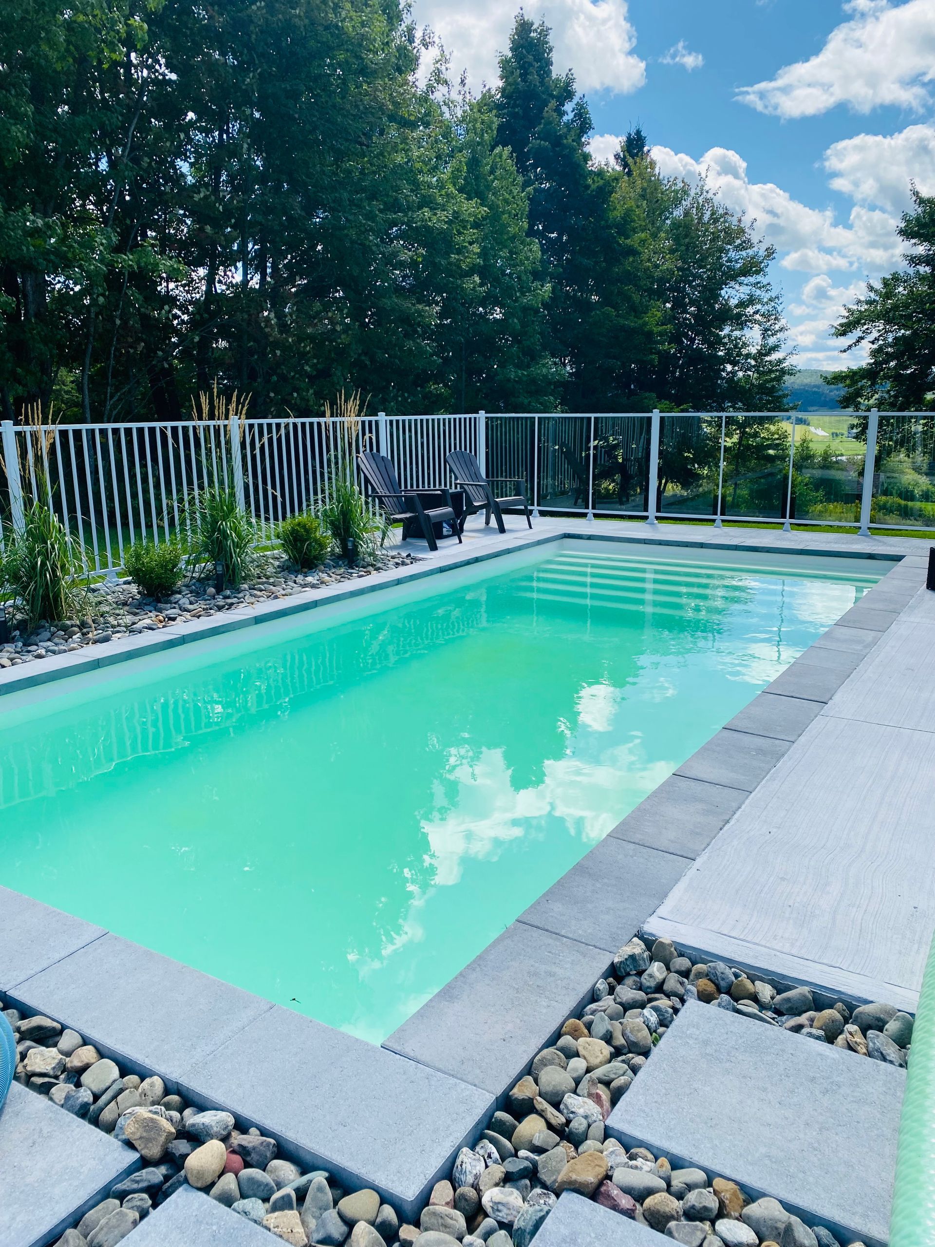 Une grande piscine entourée d'une clôture