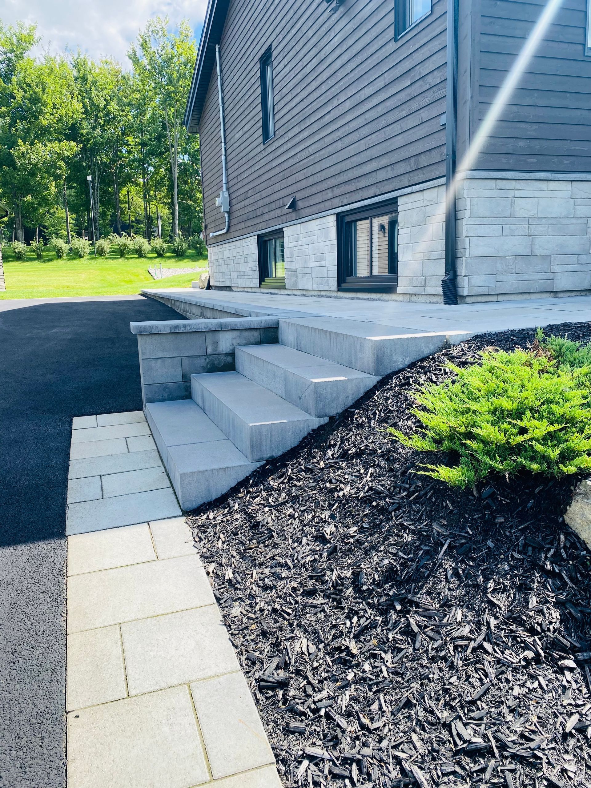 Une maison avec des escaliers et une passerelle qui y mène