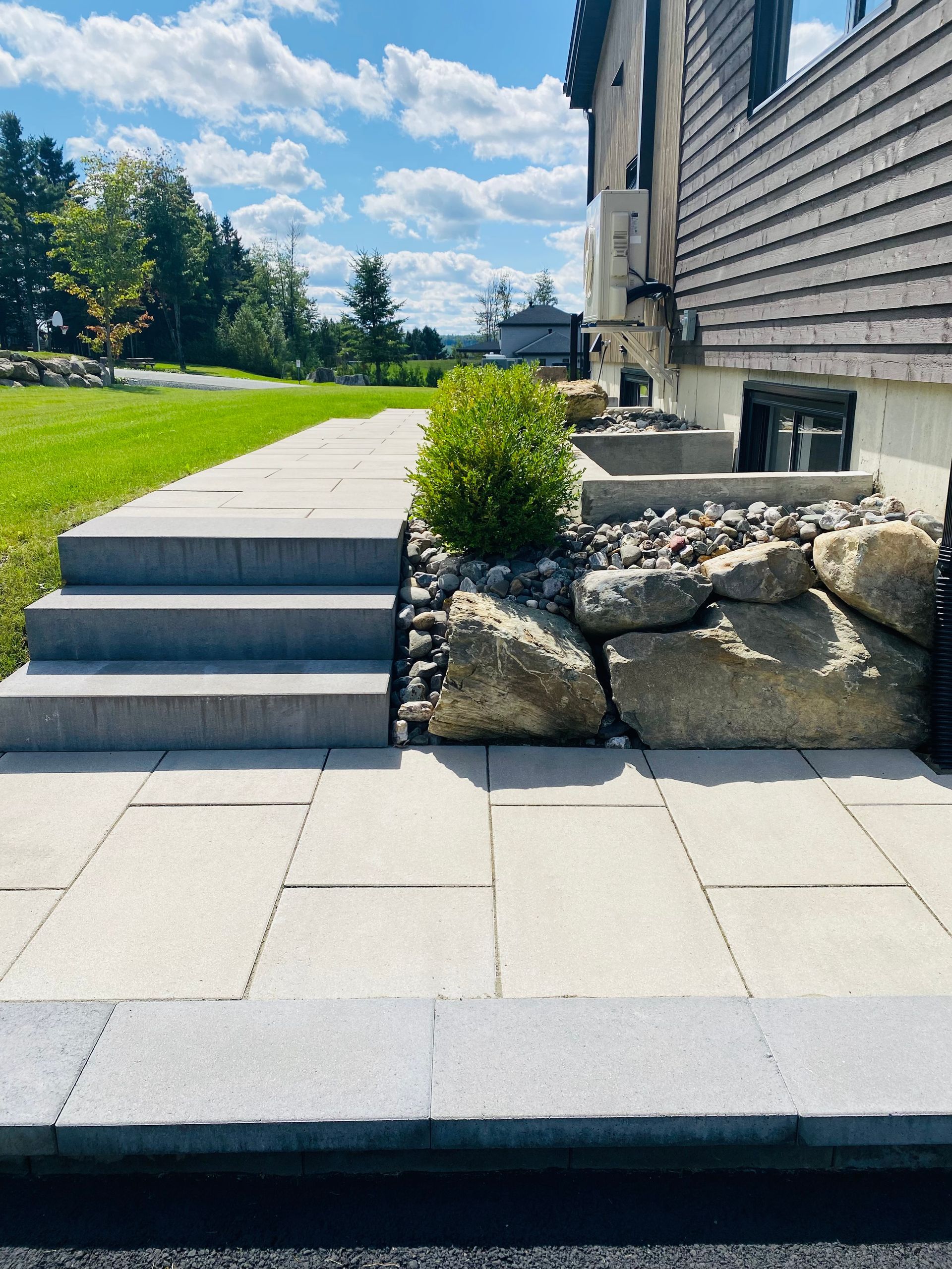 Une passerelle avec des escaliers menant à une maison