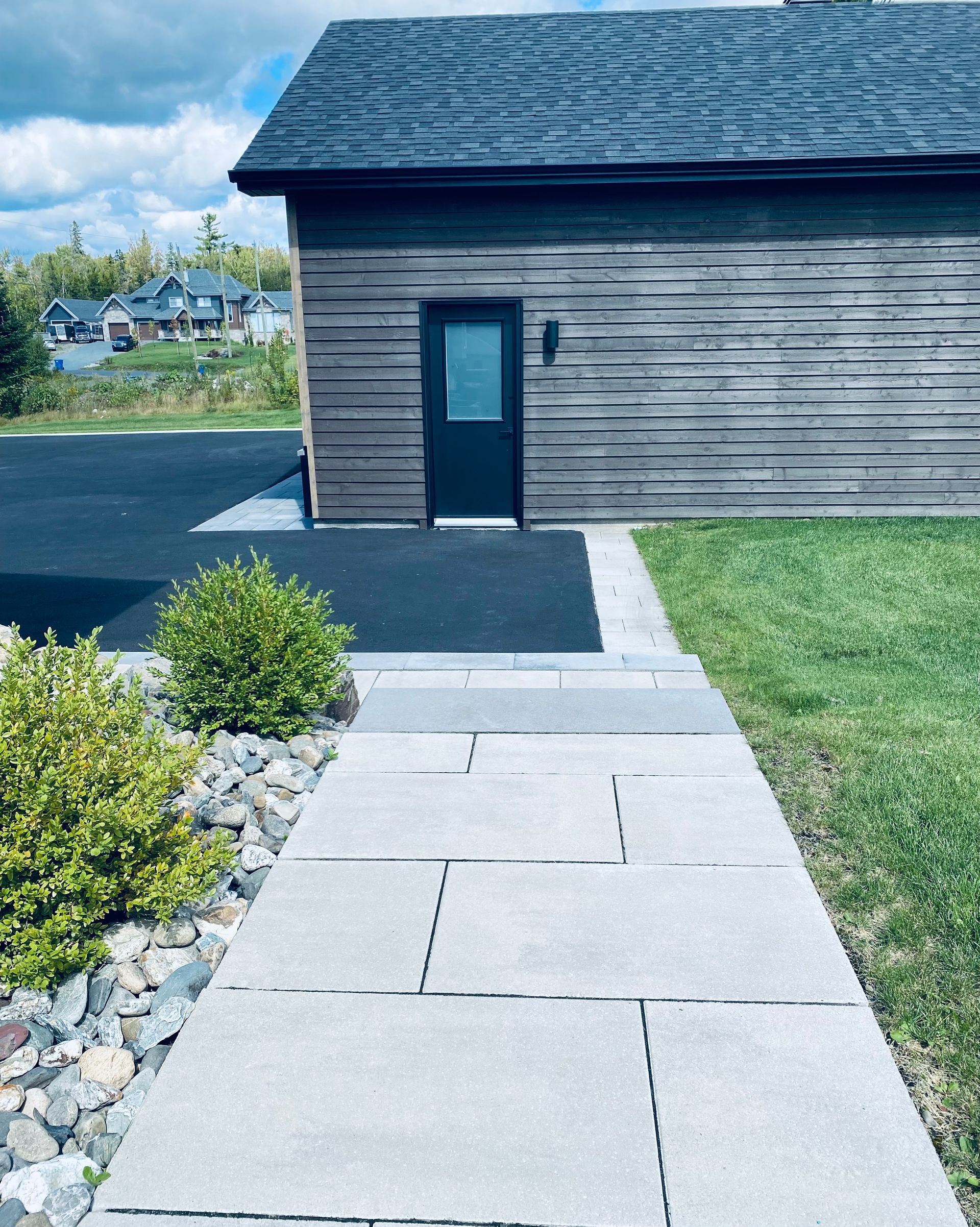 Une passerelle menant à une maison avec une porte noire