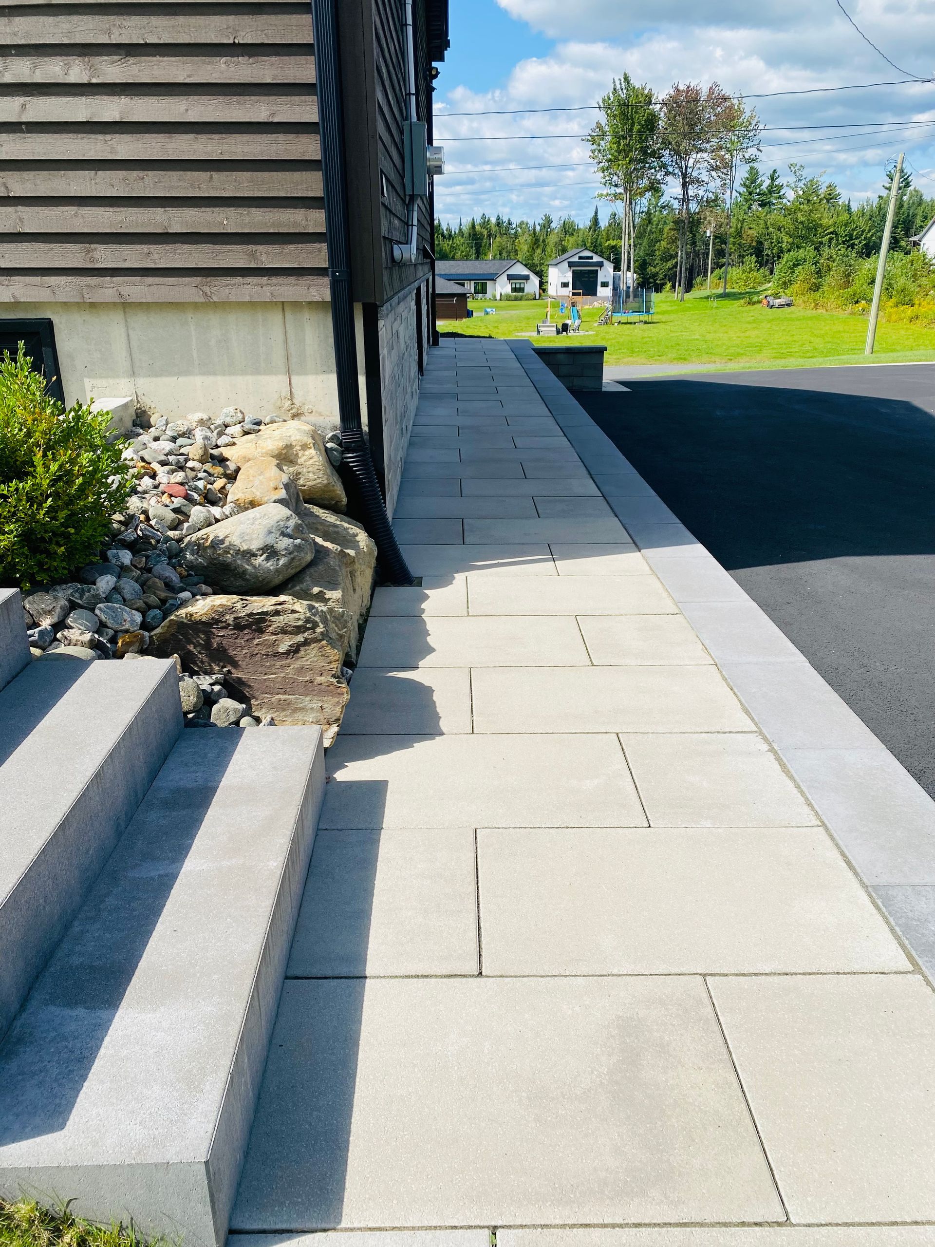 Un trottoir avec des escaliers menant à une maison