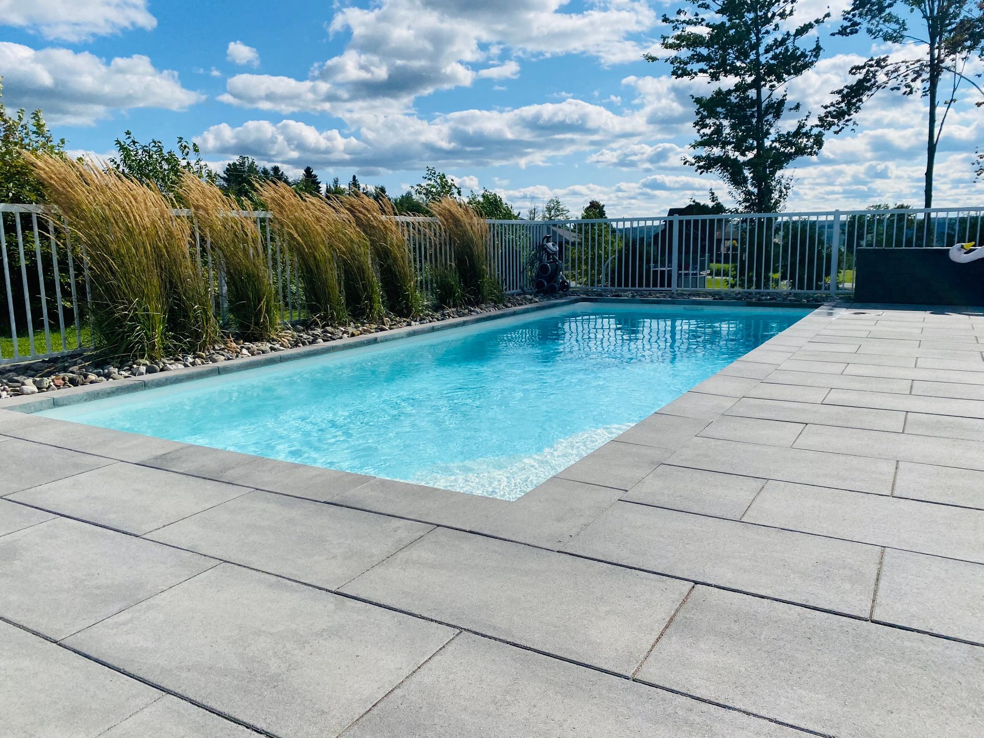 Une grande piscine entourée d'une clôture