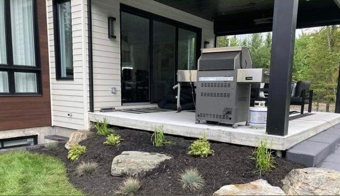Il y a un gril sur le porche d'une maison.