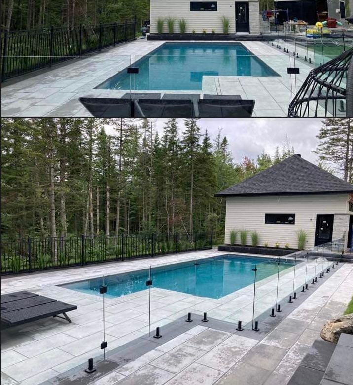 Une grande piscine entourée d'une clôture en verre