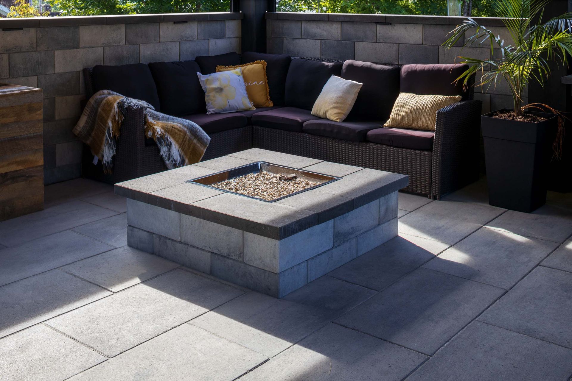 Un patio avec un foyer et un canapé