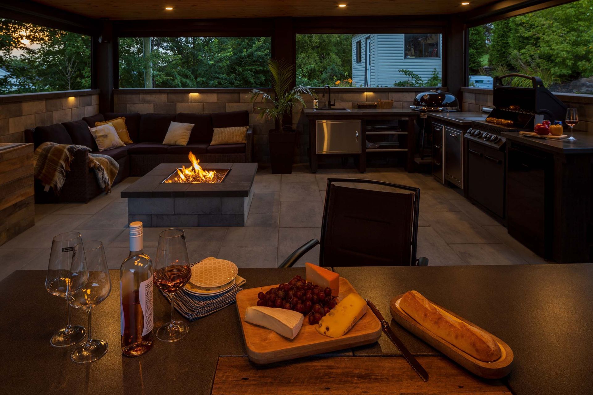 Il y a un foyer au milieu de la pièce.