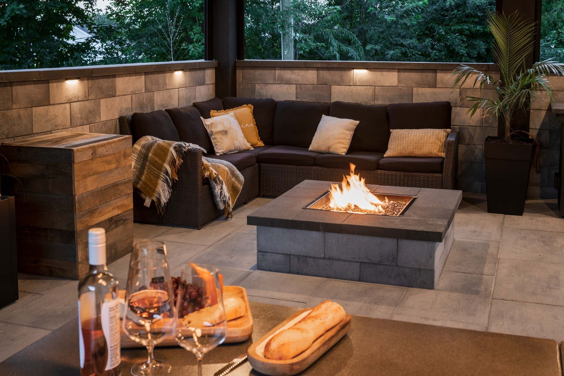 Il y a un foyer au milieu du patio.