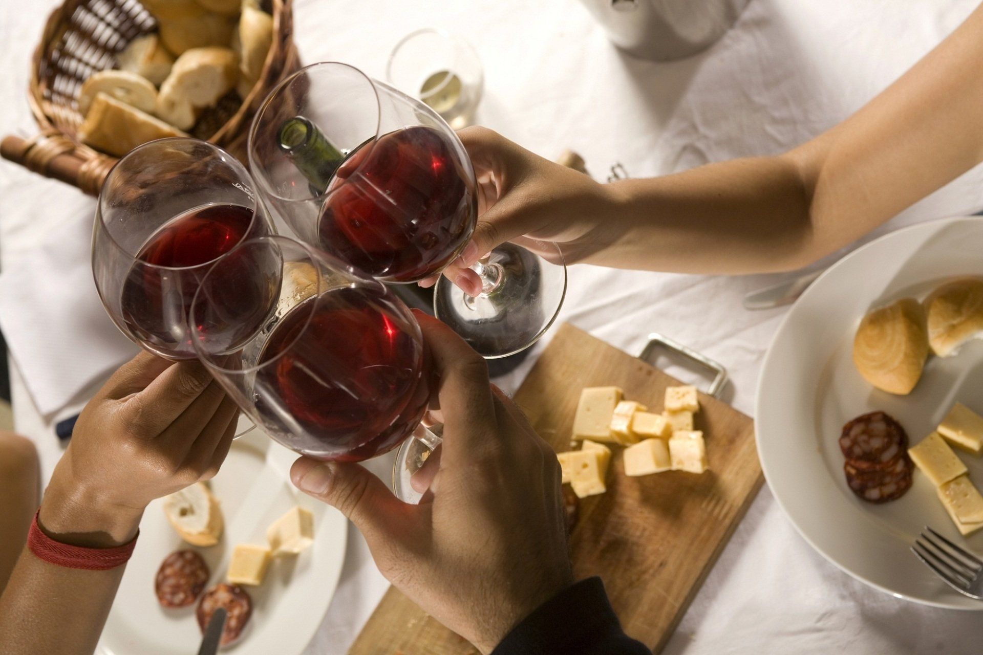 tagliere con vino rosso