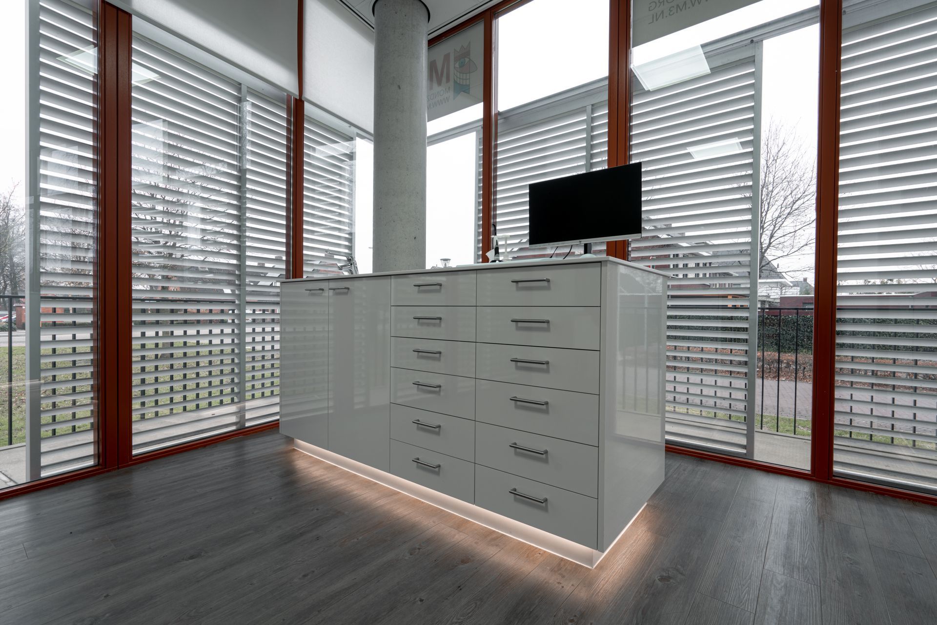 tandarts dental behandelmeubel hoogglans lg himacs b3 f3 vervest interieurbouw bergeijk maatwerk interieur eersel led