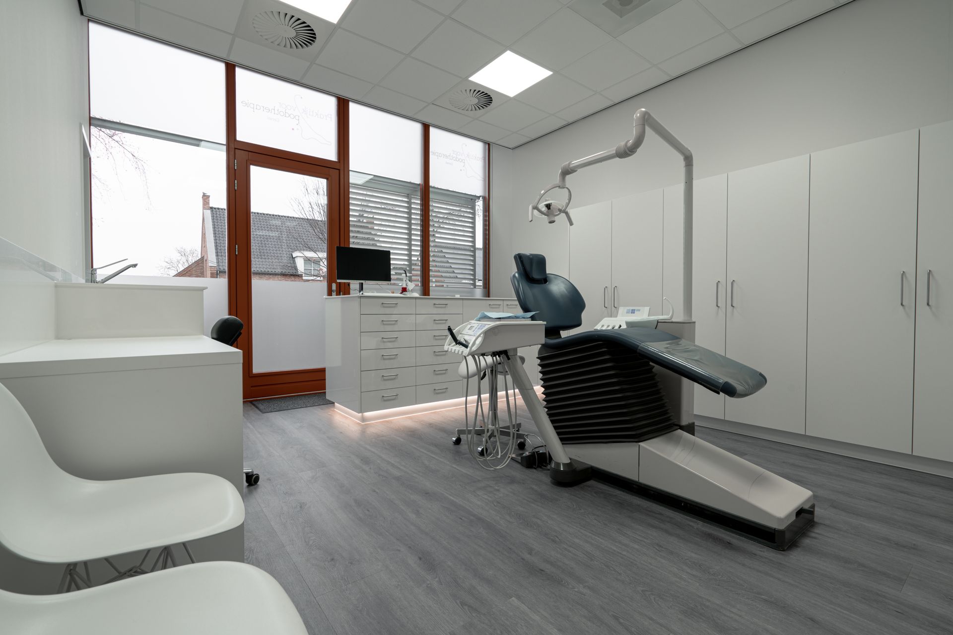 tandarts dental behandelmeubel praktijk hoogglans lg himacs corian b4 f6 vervest interieurbouw bergeijk maatwerk interieur.