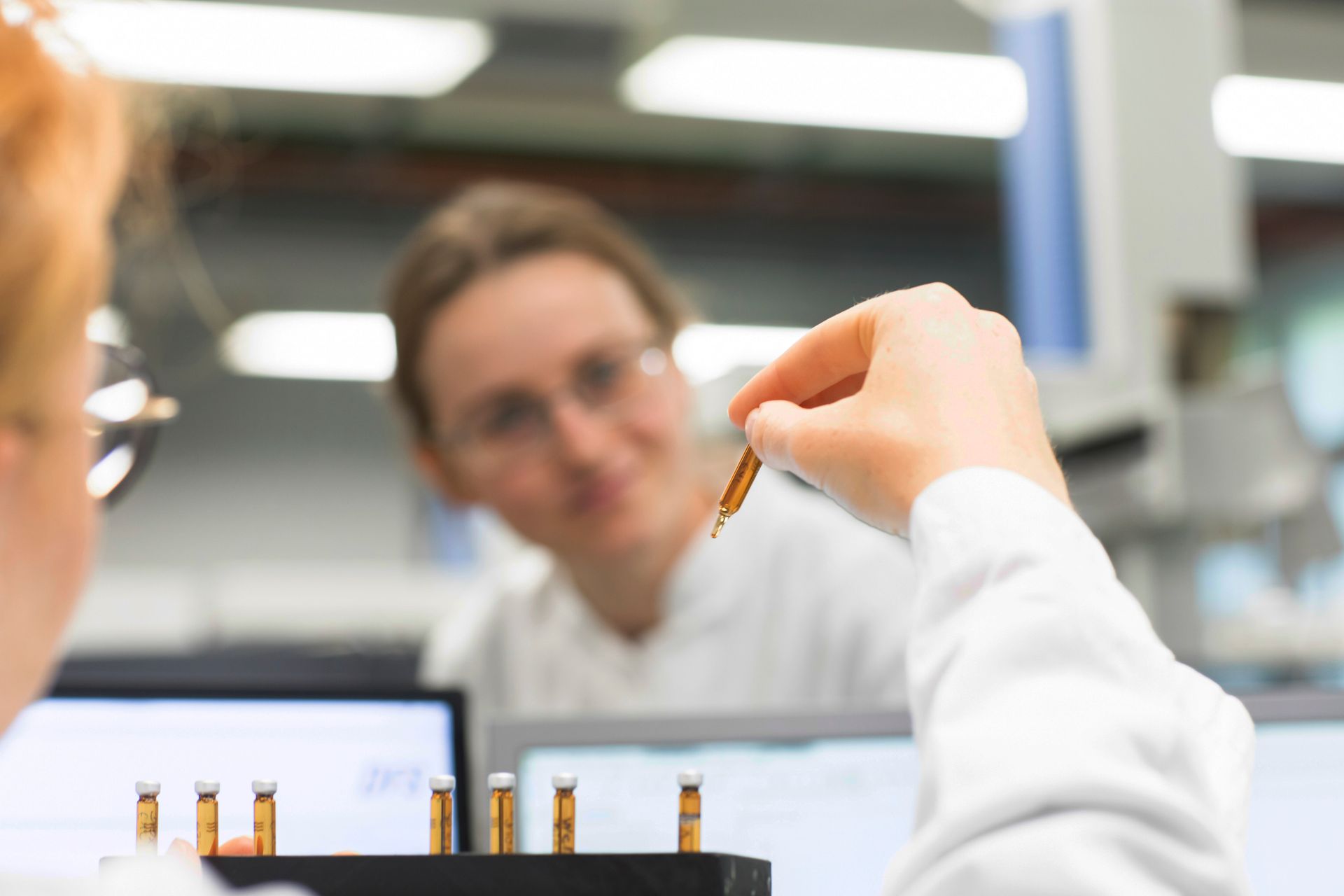 Eine Chemielaborantin prüft eine Probe im Labor