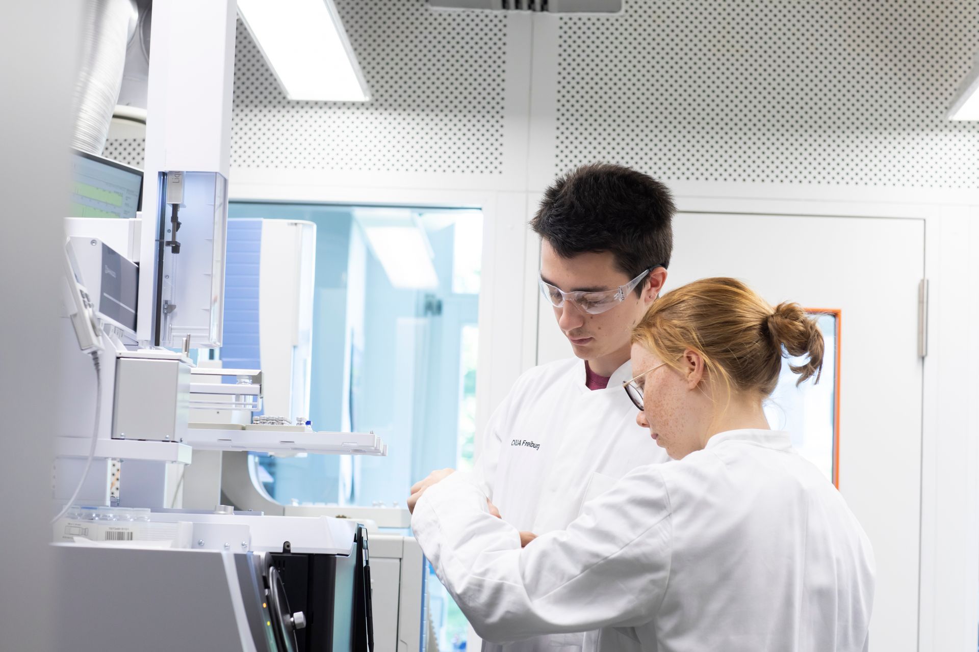 Zwei Chemielaboranten arbeiten im Labor