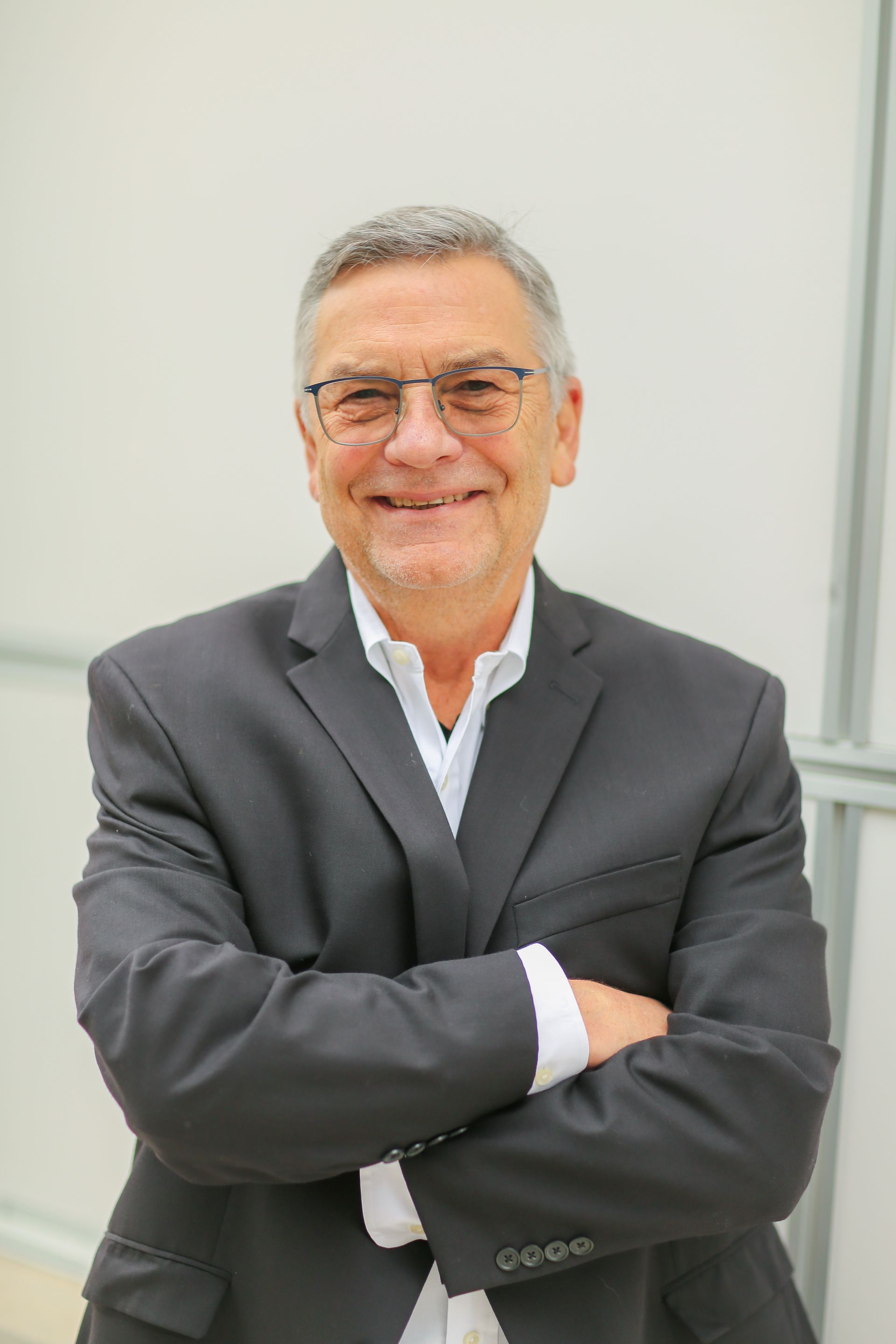 Dwight E Kiser