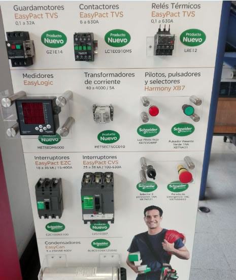 Un hombre está parado frente a una exhibición de equipos eléctricos.