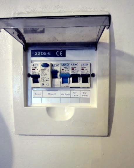 Una caja blanca con el número 3505-6.