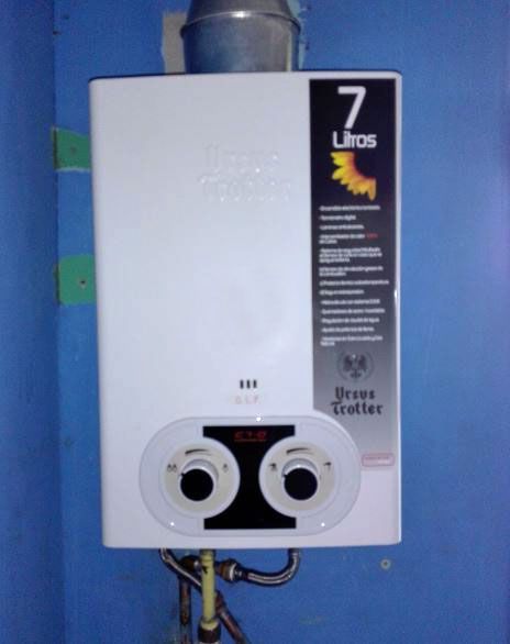Un calentador de agua blanco con el número 7 en él.