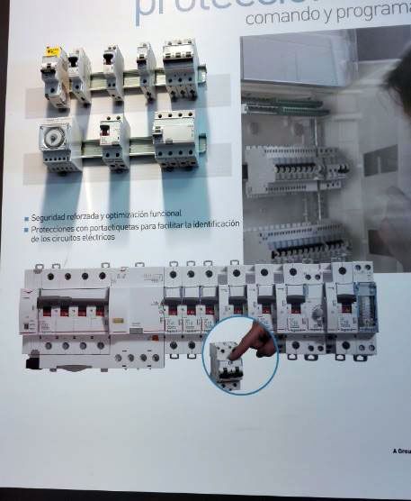 A book titled proteccion comando y programa