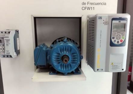 Un motor está ubicado dentro de una caja al lado de un convertidor.