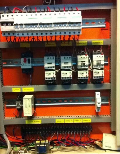 Un panel eléctrico con muchos cables saliendo de él.