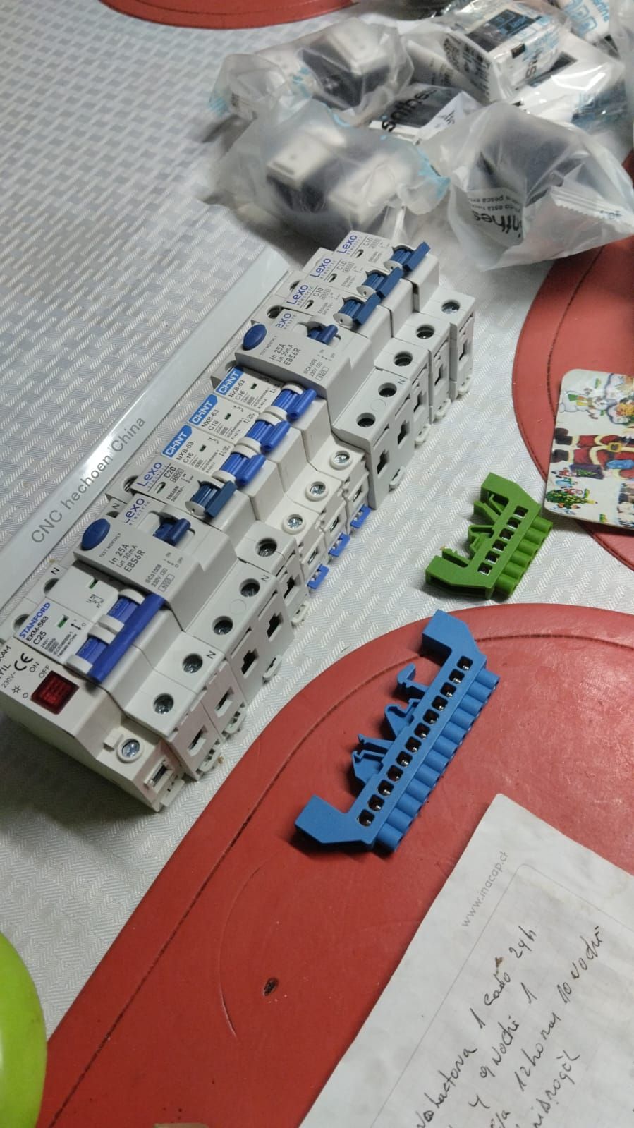 Un montón de componentes eléctricos están sobre una mesa.