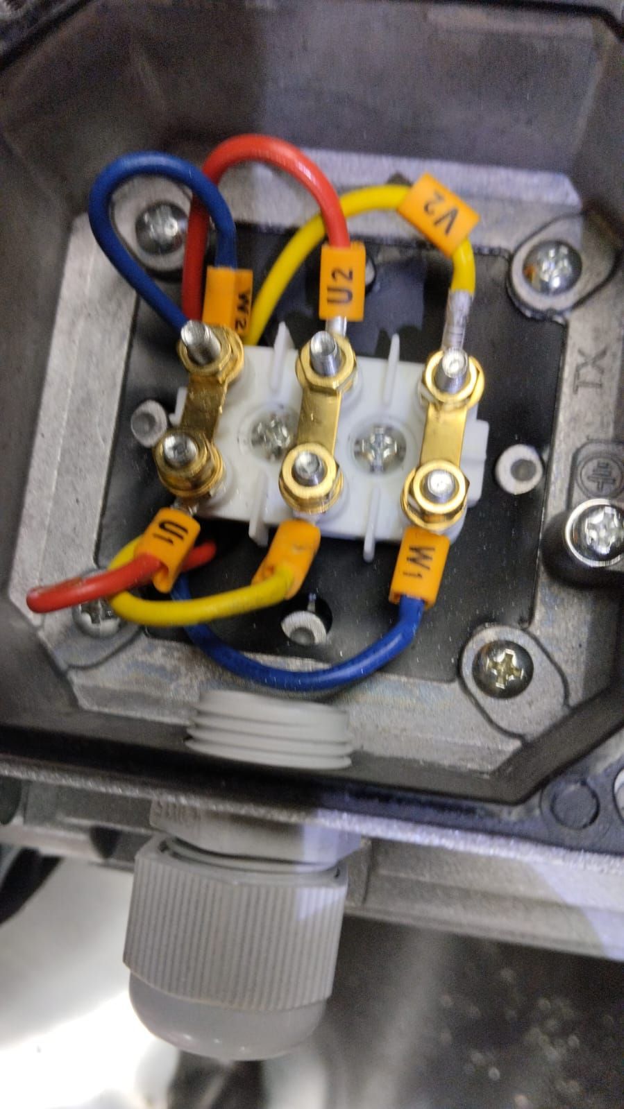 Un primer plano de una caja eléctrica con cables saliendo de ella.