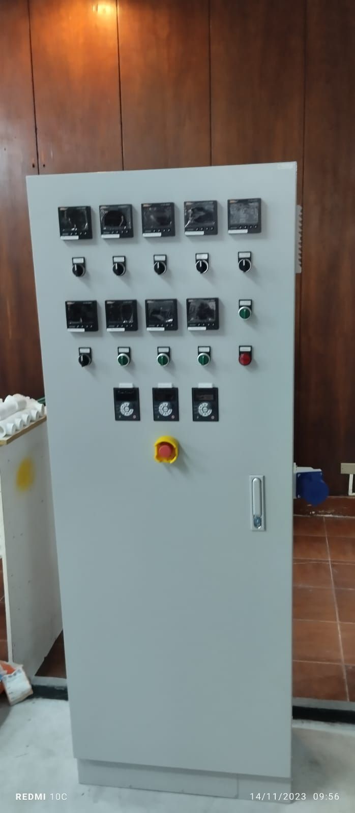 Un armario blanco con muchos botones se encuentra en una habitación.