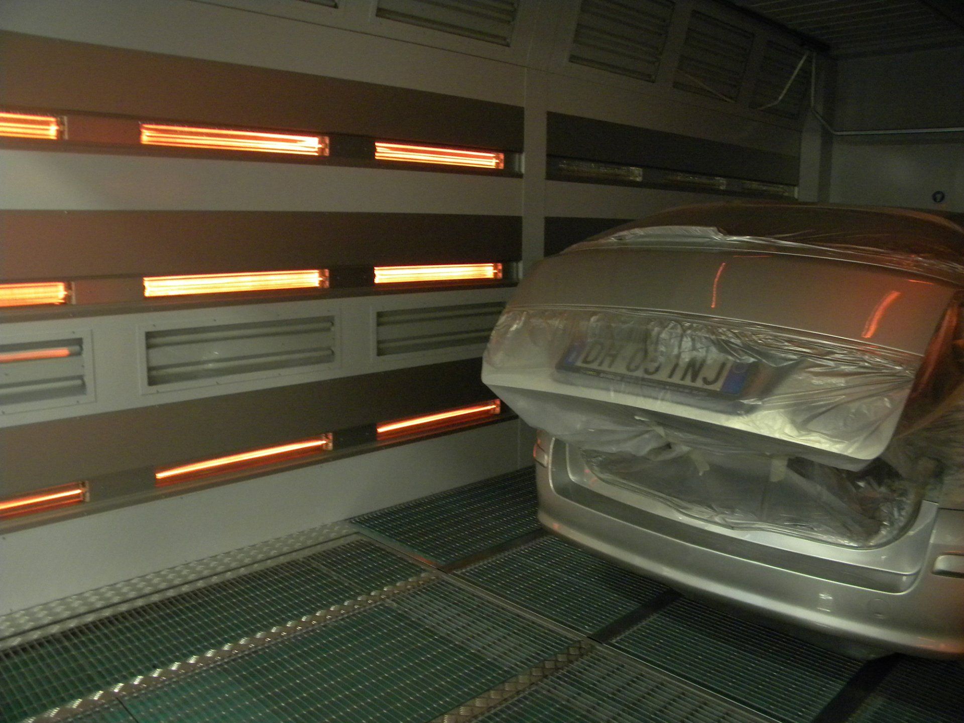 vettura in verniciatura